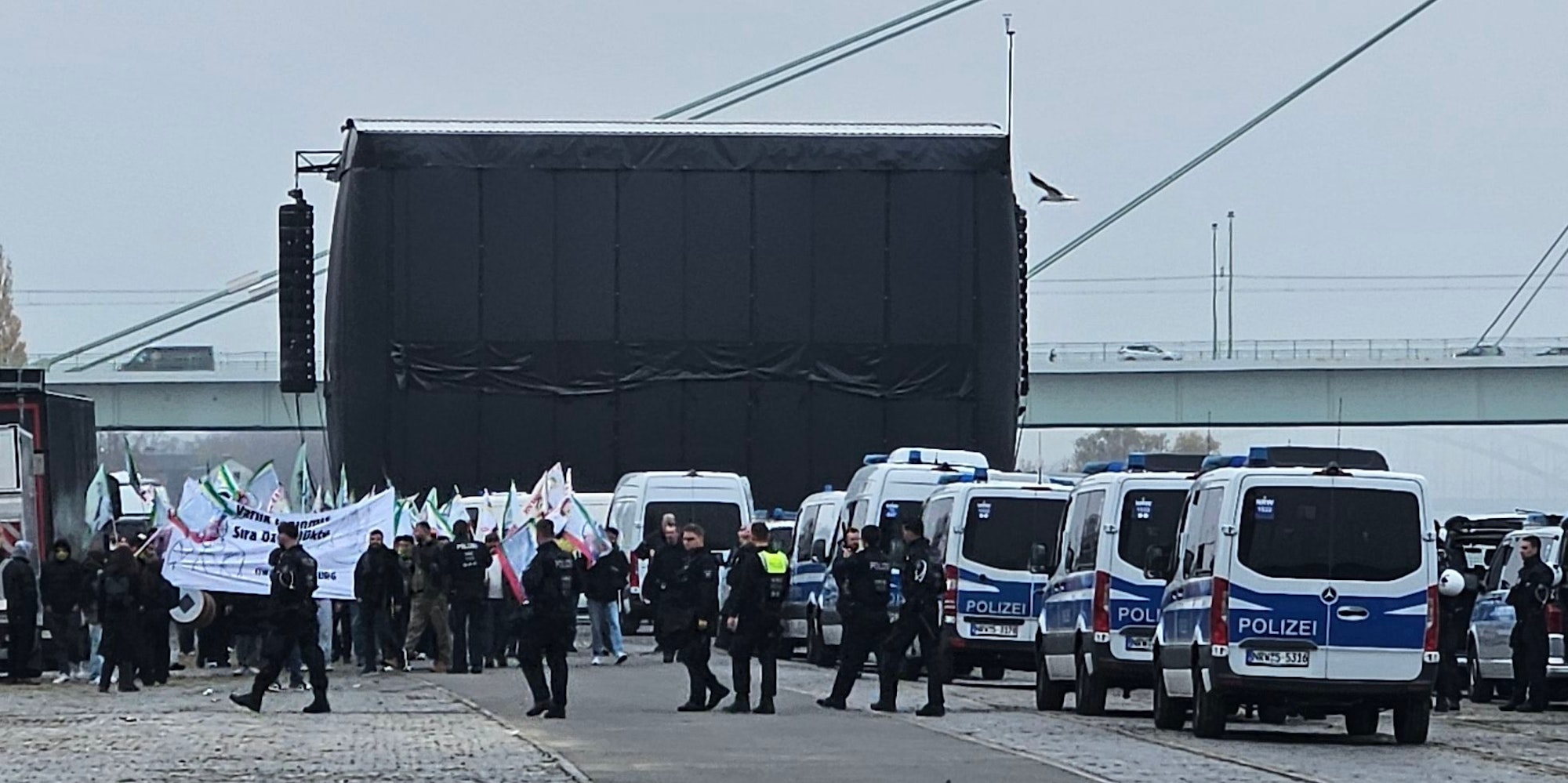 Das Foto zeigt die Polizei und Teilnehmer der Demo für die Freilassung des inhaftierten kurdischen Politikers Abdullah Öcalan. Bild: Leserfoto Dirk McClain