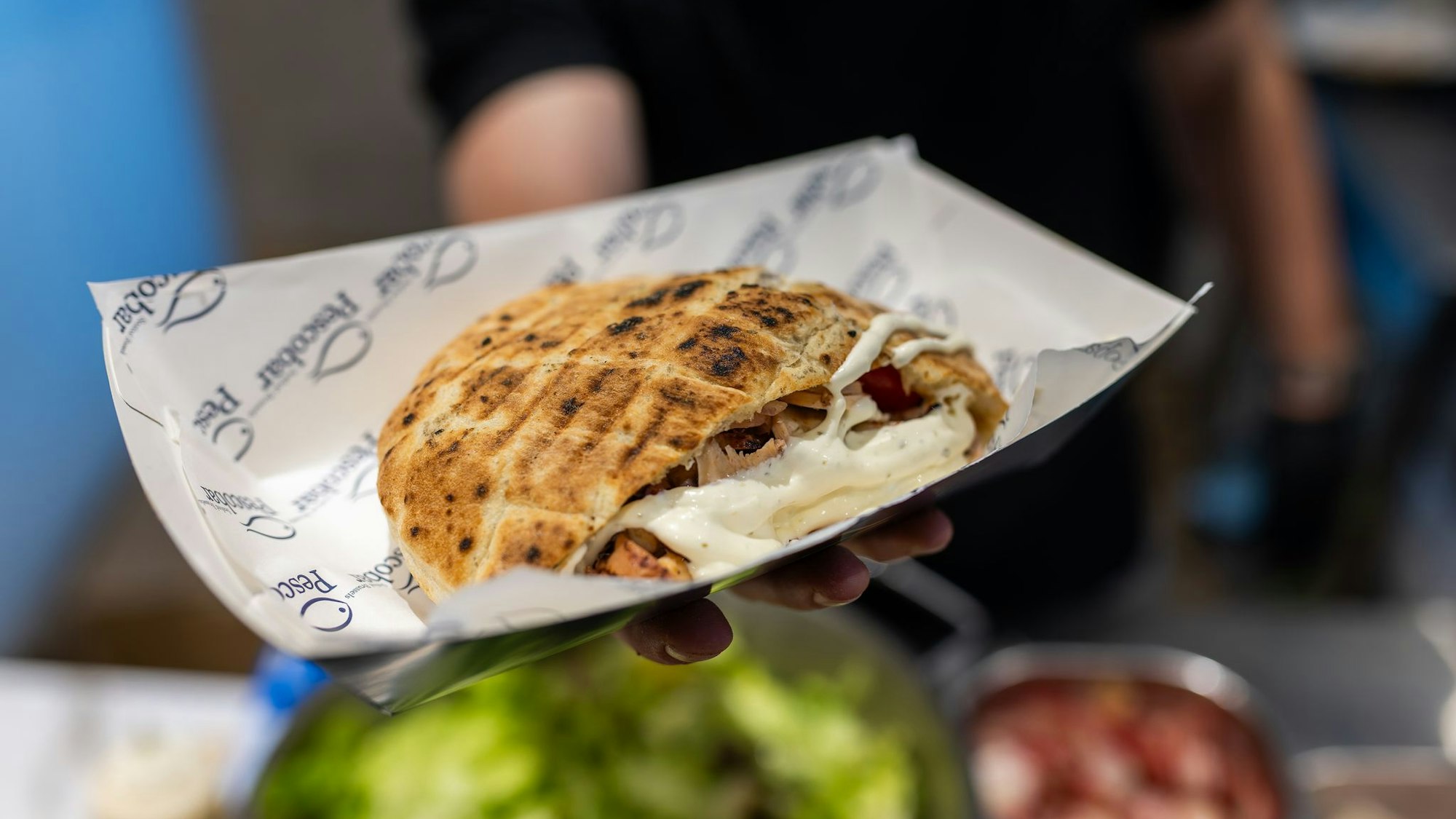 Eine der gefüllten Teigtaschen mit „Oktopus-Döner“.