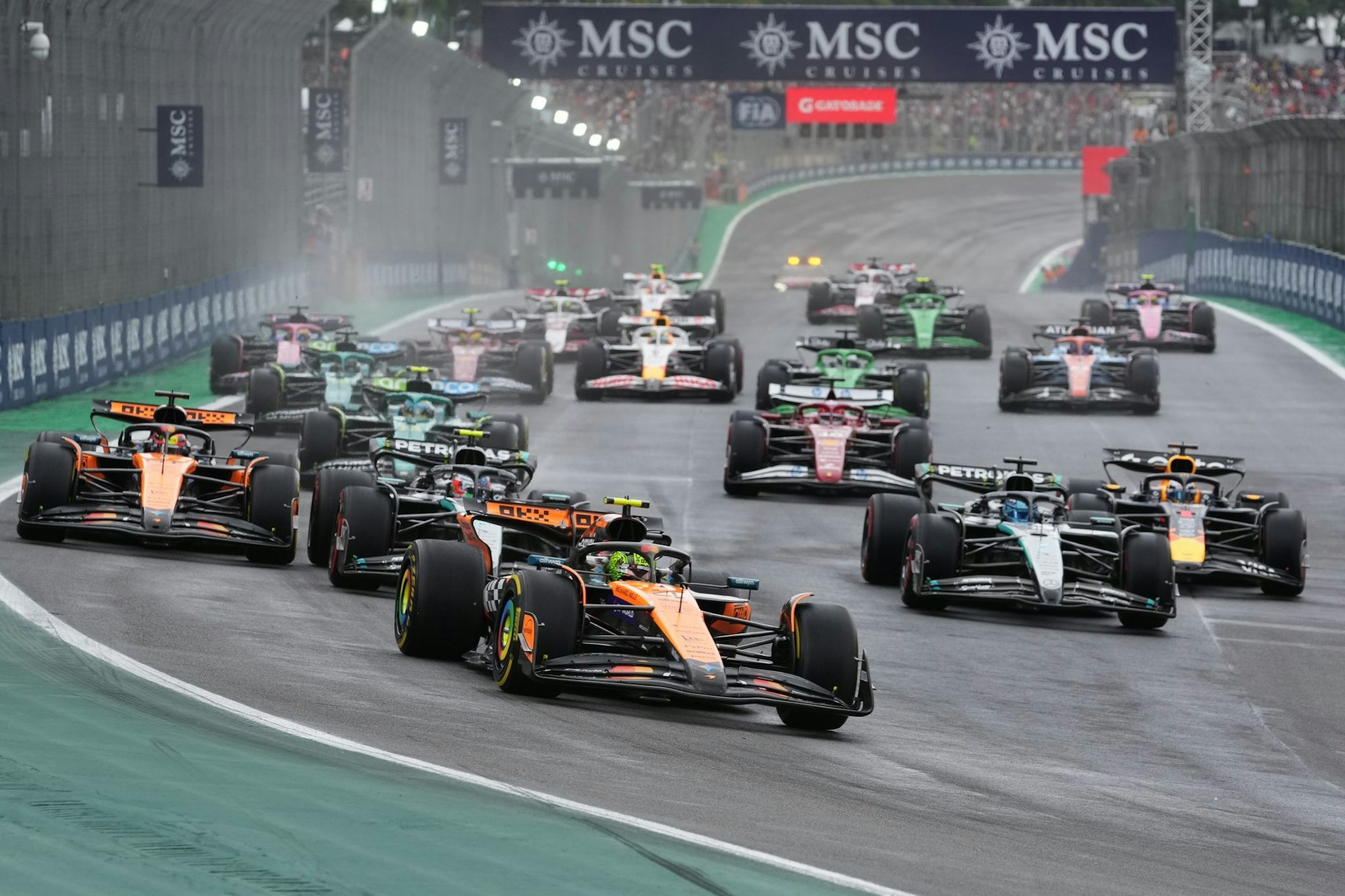 Auf dem Weg zum Start-Ziel-Sieg: Lando Norris (vorn) baute im Sprint seine WM-Führung aus.