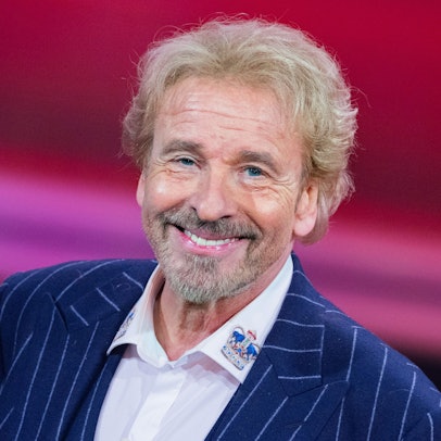 Thomas Gottschalk steht beim RTL-Jahresrückblick "Menschen, Bilder, Emotionen 2022" im Studio.