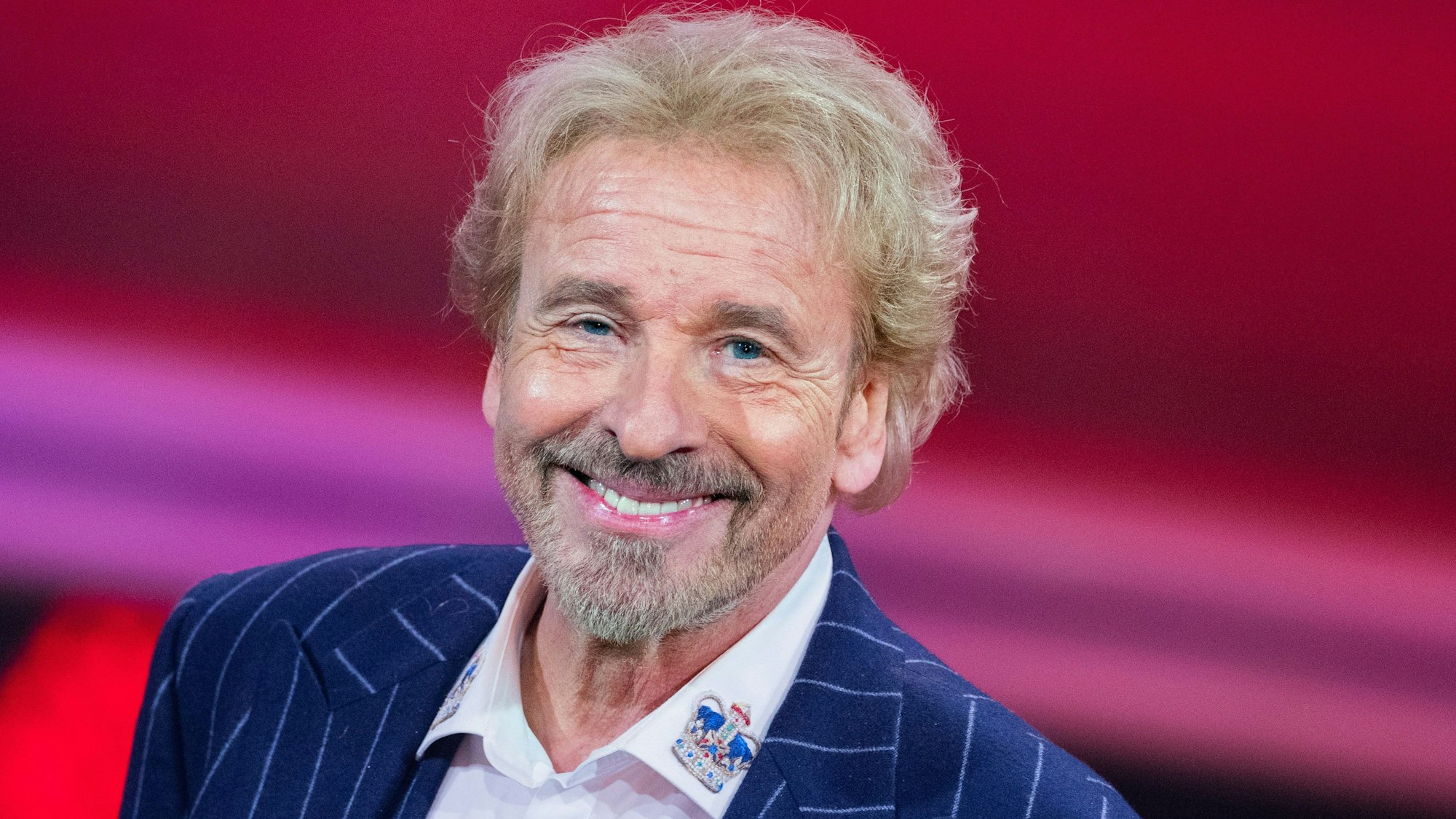 Thomas Gottschalk steht beim RTL-Jahresrückblick "Menschen, Bilder, Emotionen 2022" im Studio.