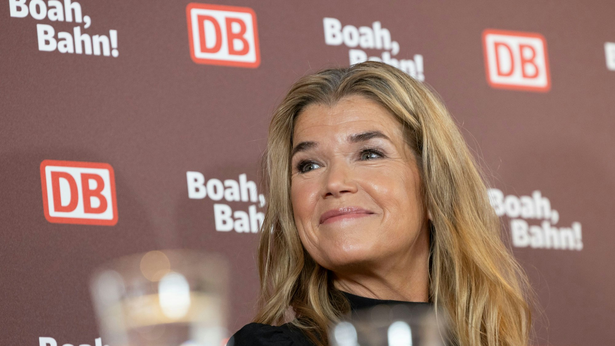 Das Bild zeigt Anke Engelke bei der Präsentation der Webserie „Boah, Bahn! Wir sitzen alle im selben Zug.“ Die neue Serie startet am 9. Oktober auf dem Youtube-Kanal der Deutschen Bahn (DB). Foto: Helmut Fricke/dpa