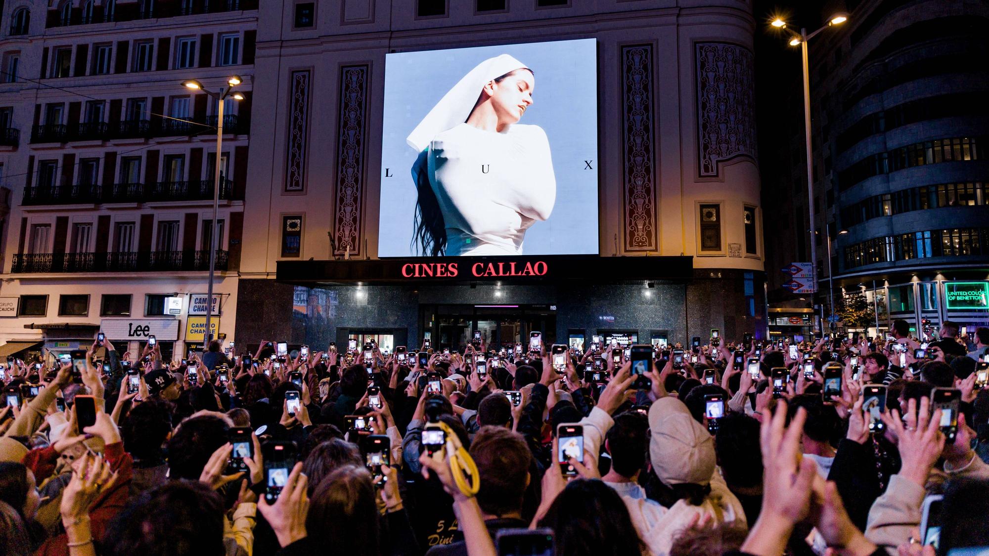Die katalanische Sängerin Rosalia ist überraschend auf der Plaza de Callao in Madrid erschienen, um bekannt zu geben, dass ihr viertes Studioalbum den Titel Lux tragen und am 7. November erscheinen wird, drei Jahre nach der Veröffentlichung von Motomami im Jahr 2022. Zuvor waren in den sozialen Netzwerken mehrere Bilder einer Anzeige auf dem Times Square in New York aufgetaucht, in der die Veröffentlichung ihres neuen Projekts angekündigt wurde.