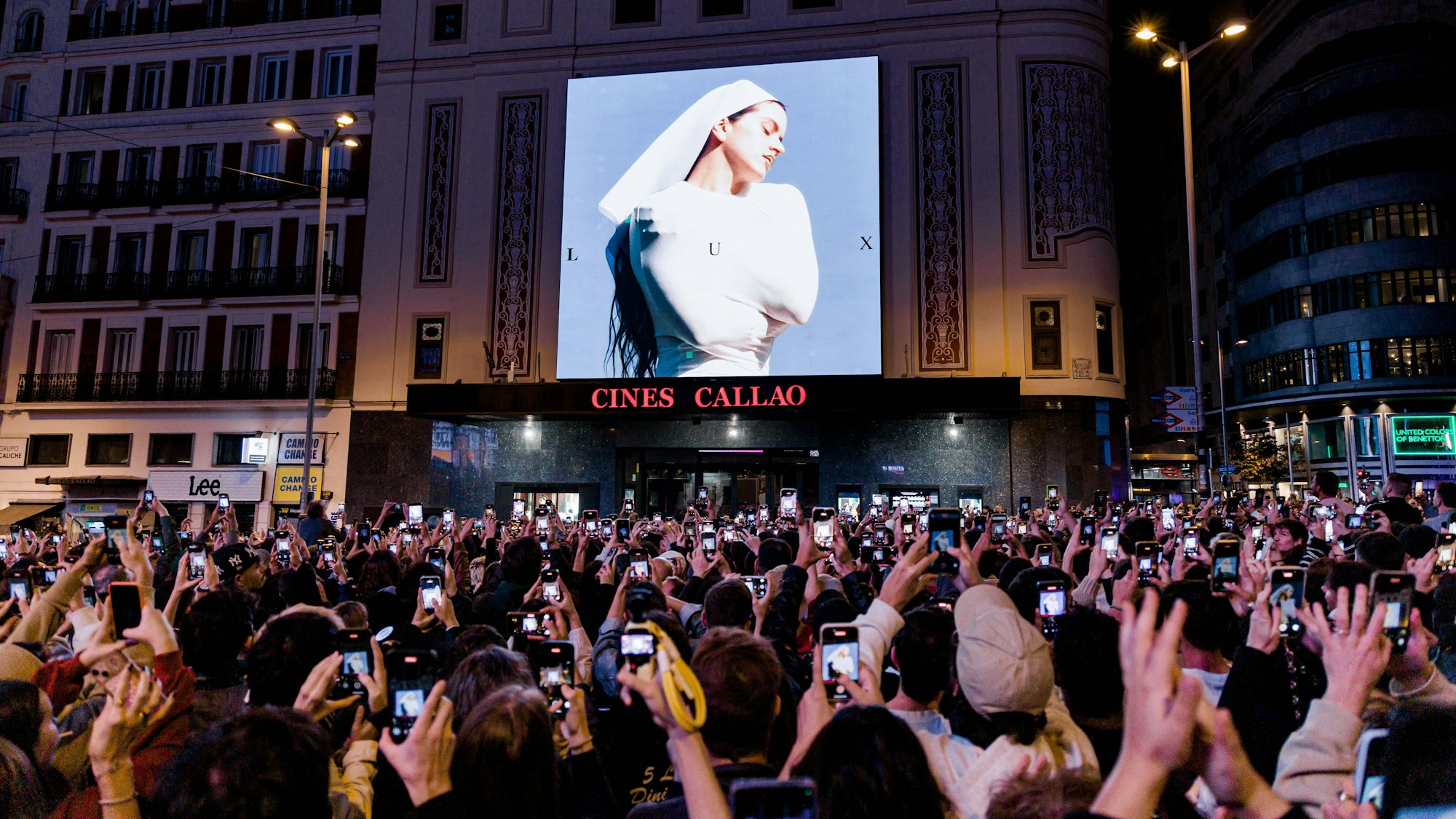 Die katalanische Sängerin Rosalia ist überraschend auf der Plaza de Callao in Madrid erschienen, um bekannt zu geben, dass ihr viertes Studioalbum den Titel Lux tragen und am 7. November erscheinen wird, drei Jahre nach der Veröffentlichung von Motomami im Jahr 2022. Zuvor waren in den sozialen Netzwerken mehrere Bilder einer Anzeige auf dem Times Square in New York aufgetaucht, in der die Veröffentlichung ihres neuen Projekts angekündigt wurde.