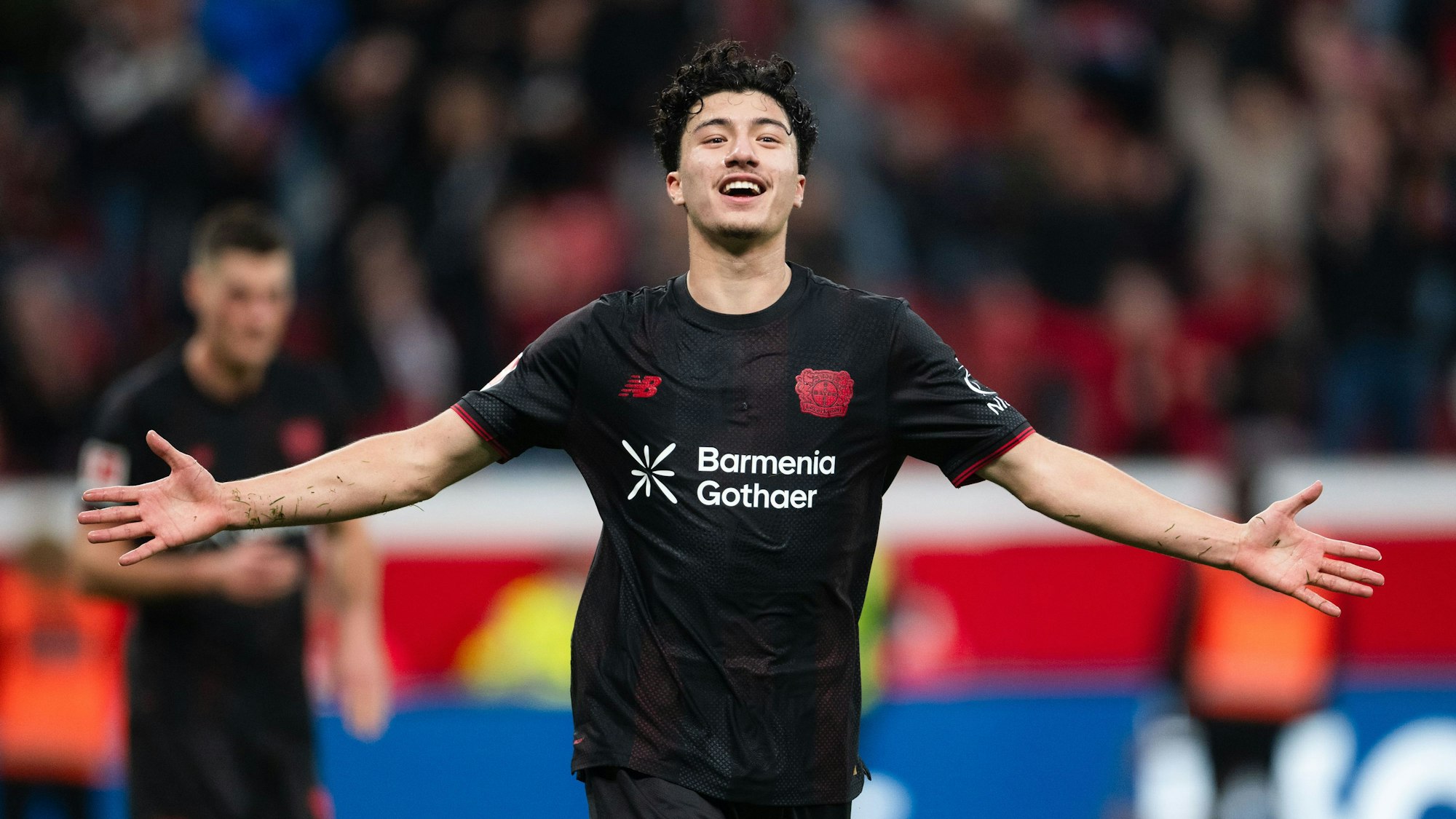 08.11.2025, Nordrhein-Westfalen, Leverkusen: Fußball: Bundesliga, Bayer Leverkusen - 1. FC Heidenheim, 10. Spieltag, BayArena. Torschütze Ibrahim Maza (Bayer Leverkusen) jubelt nach seinem Treffer zum 5:0. Foto: Marius Becker/dpa - WICHTIGER HINWEIS: Gemäß den Vorgaben der DFL Deutsche Fußball Liga bzw. des DFB Deutscher Fußball-Bund ist es untersagt, in dem Stadion und/oder vom Spiel angefertigte Fotoaufnahmen in Form von Sequenzbildern und/oder videoähnlichen Fotostrecken zu verwerten bzw. verwerten zu lassen. +++ dpa-Bildfunk +++