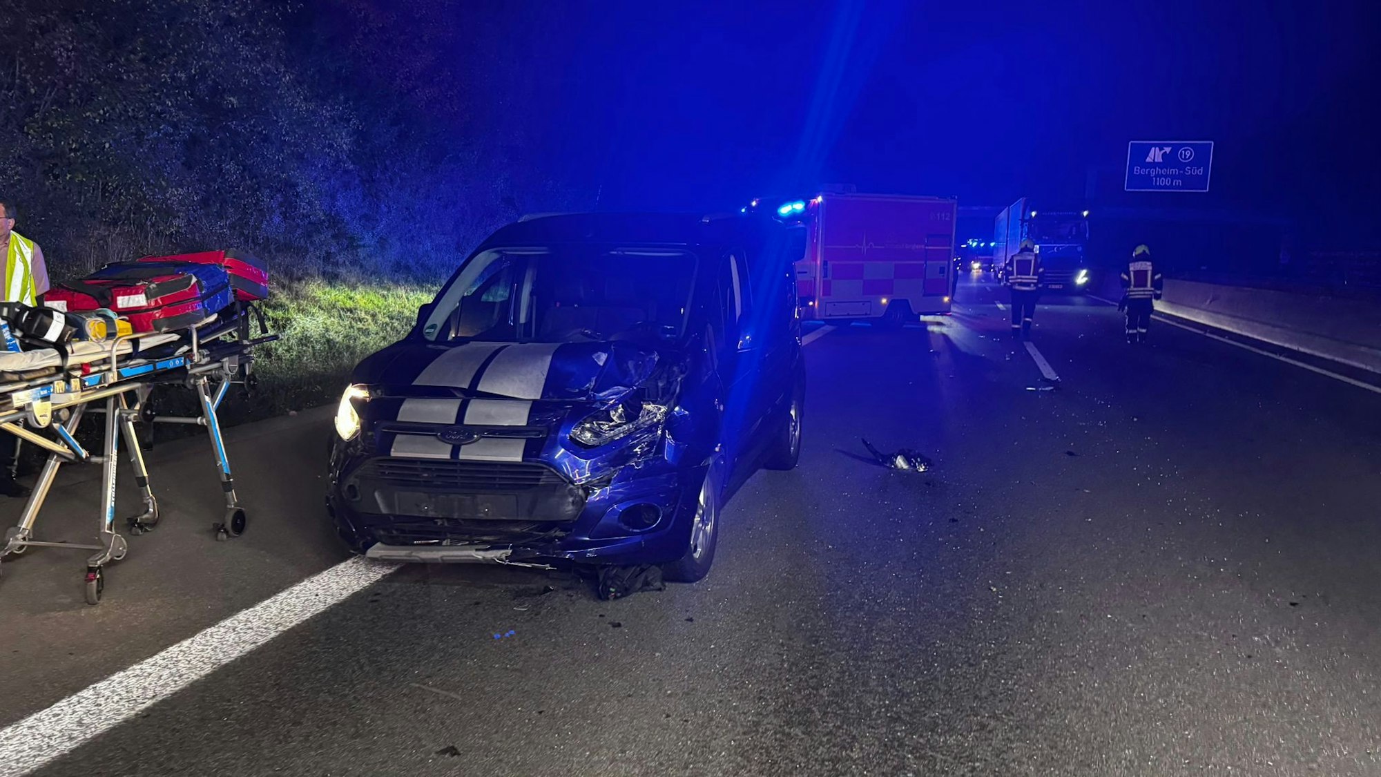 Die Autobahn glich einem Trümmerfeld - Fahrzeugteile und kaputte Fahrzeuge