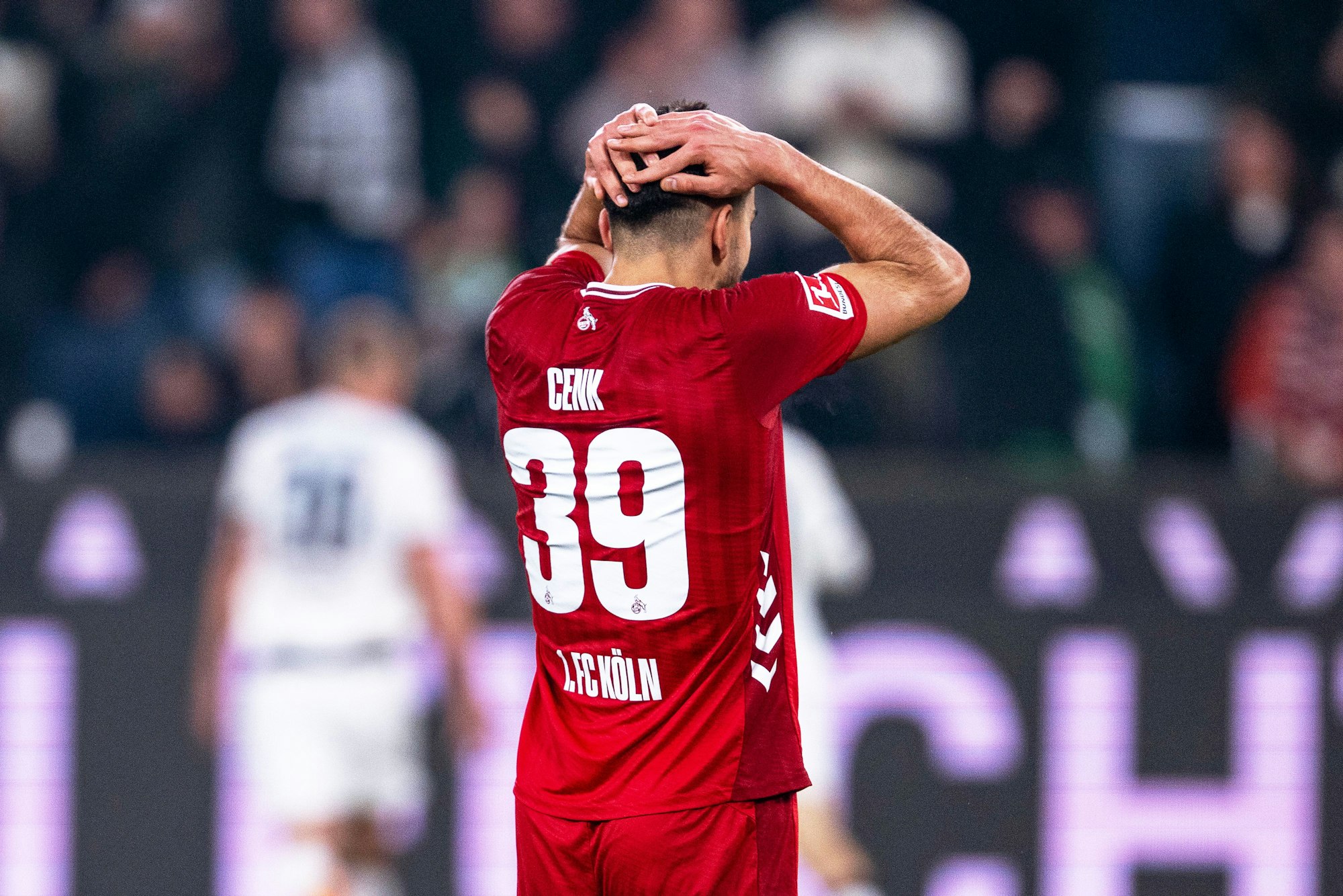 Cenk Özkacar fasst sich enttäuscht an den Kopf.