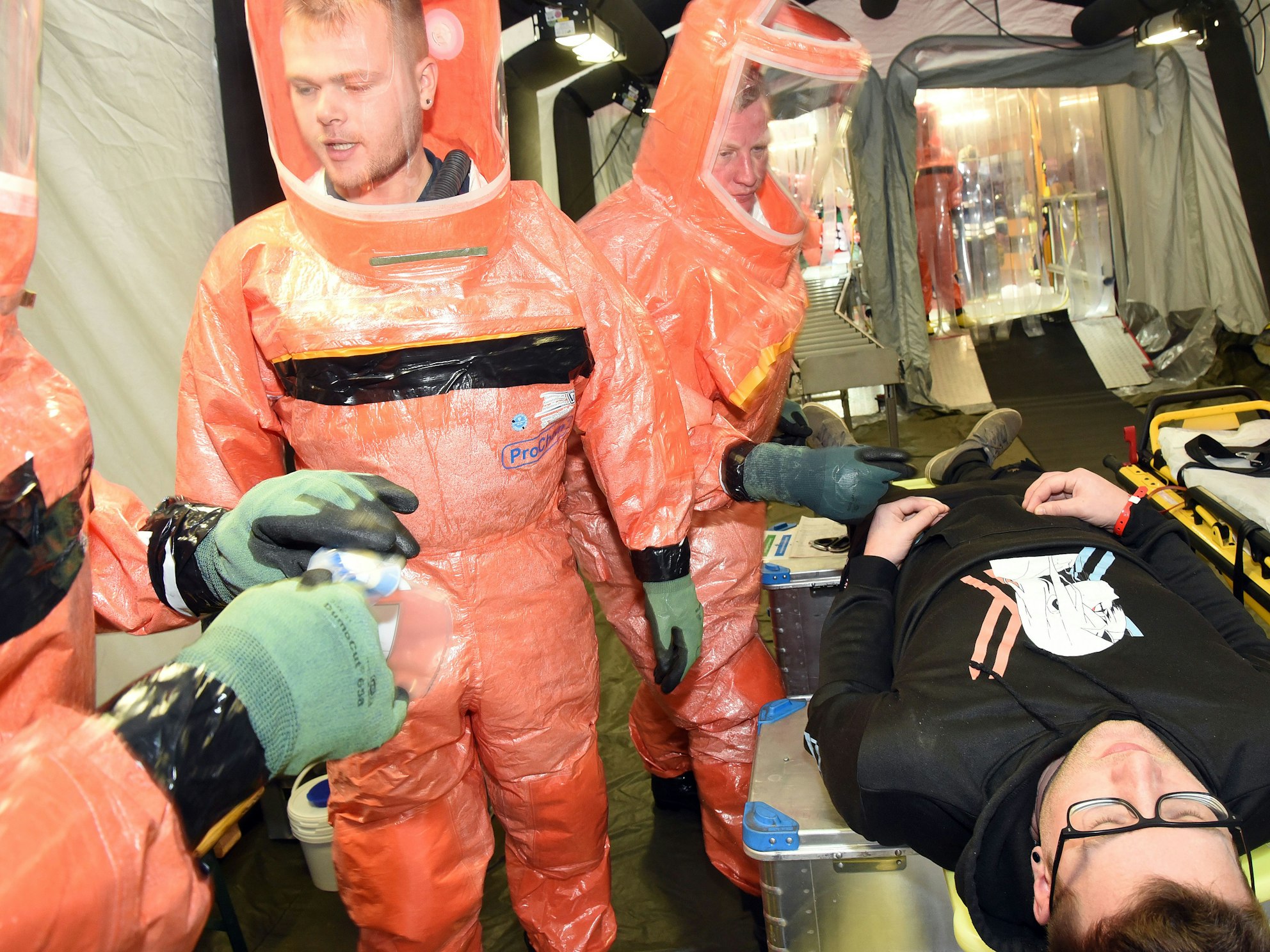 Ein laut Übungs-Drehbuch mit S Lost kontaminierter Patient (rechts) wird versorgt.