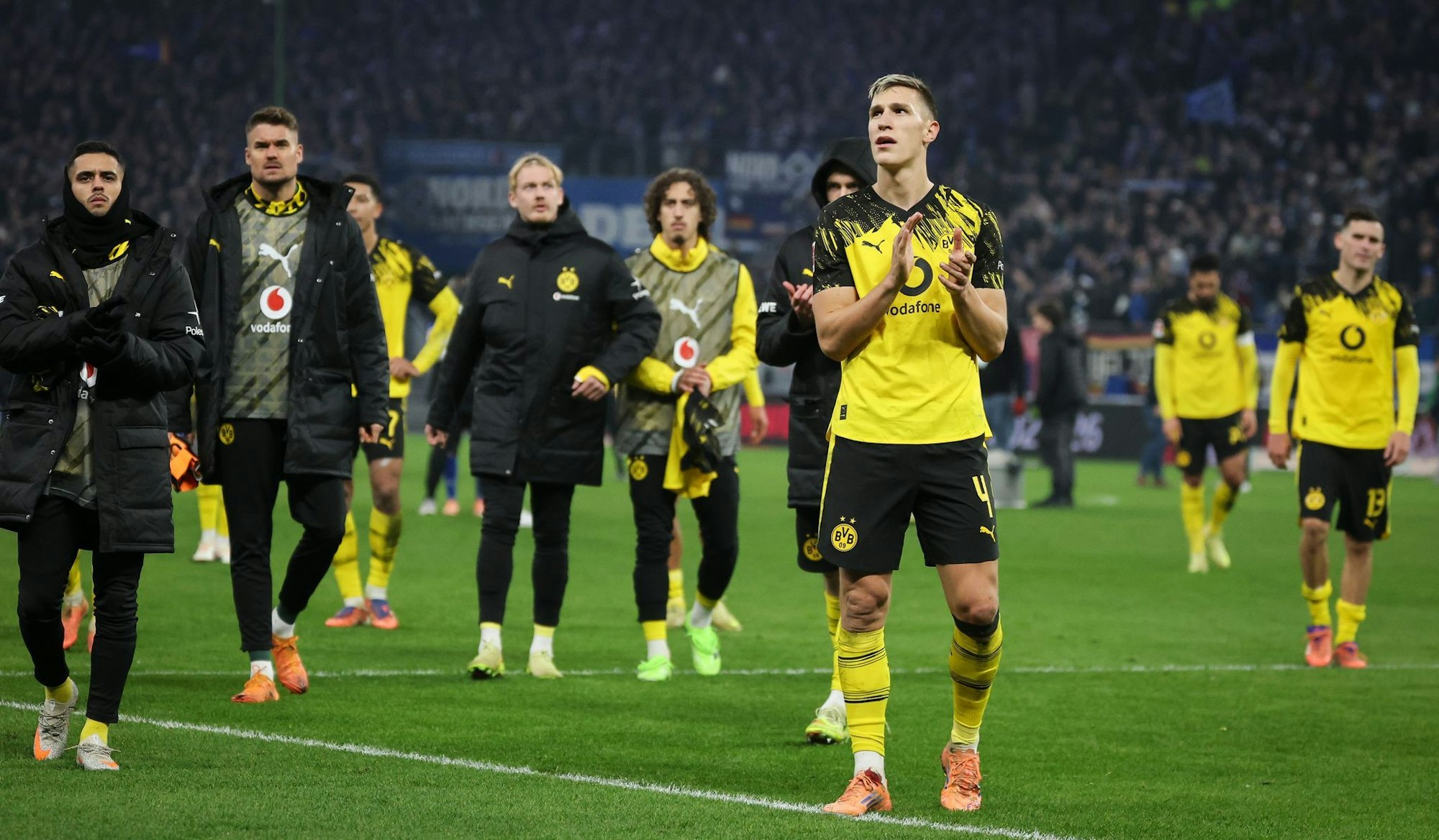 Erlebte im Spiel beim HSV einen Schreckmoment: BVB-Nationalspieler Nico Schlotterbeck (vorne, r).