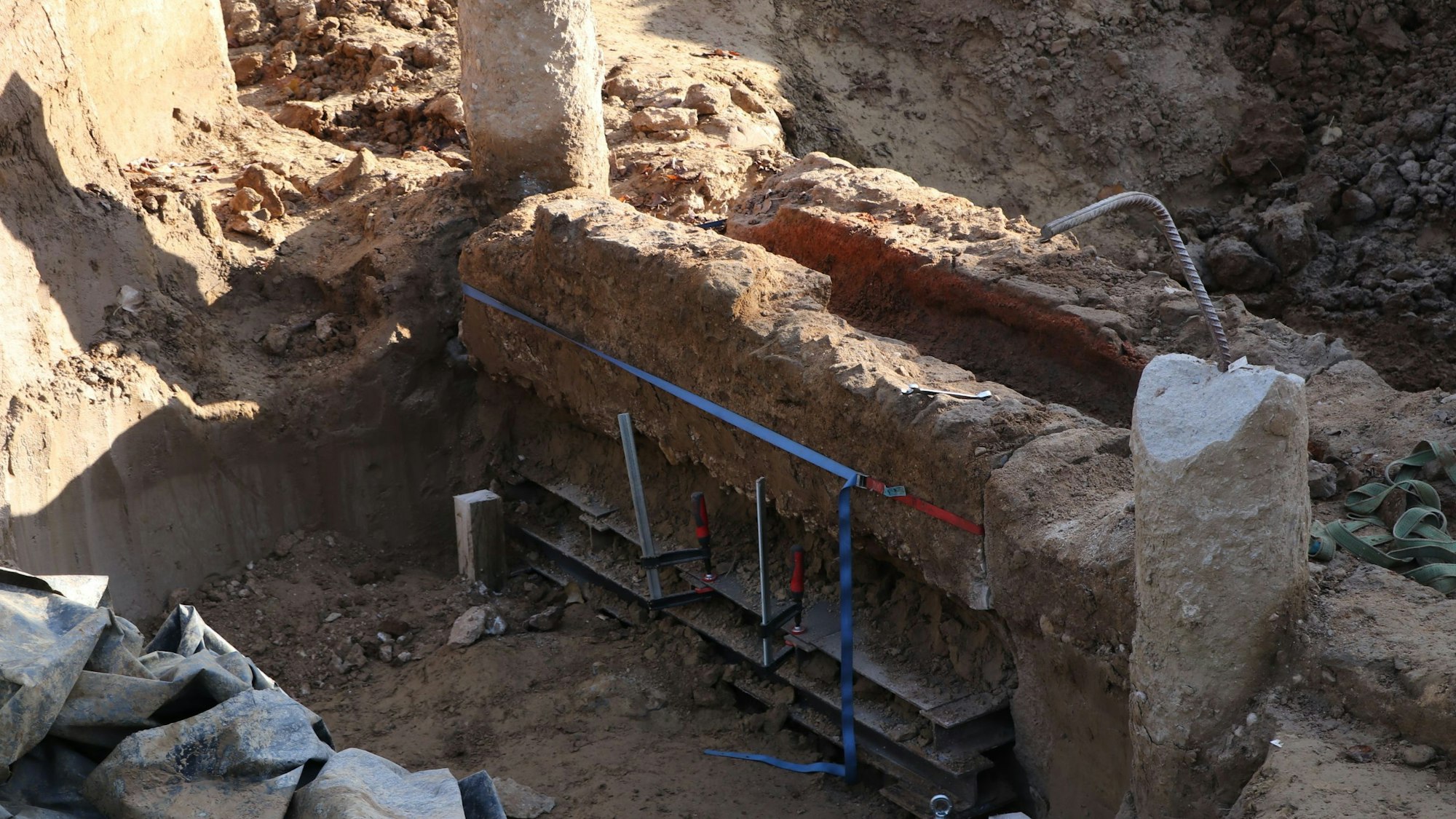 Auf dem Bild ist ein Stück eine römischen Wasserleitung auf einer Baustelle zu sehen.