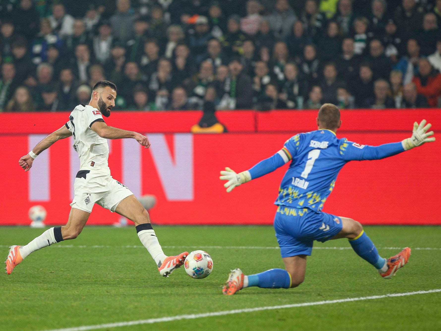 Franck Honorat läuft auf Marvin Schwäbe zu.