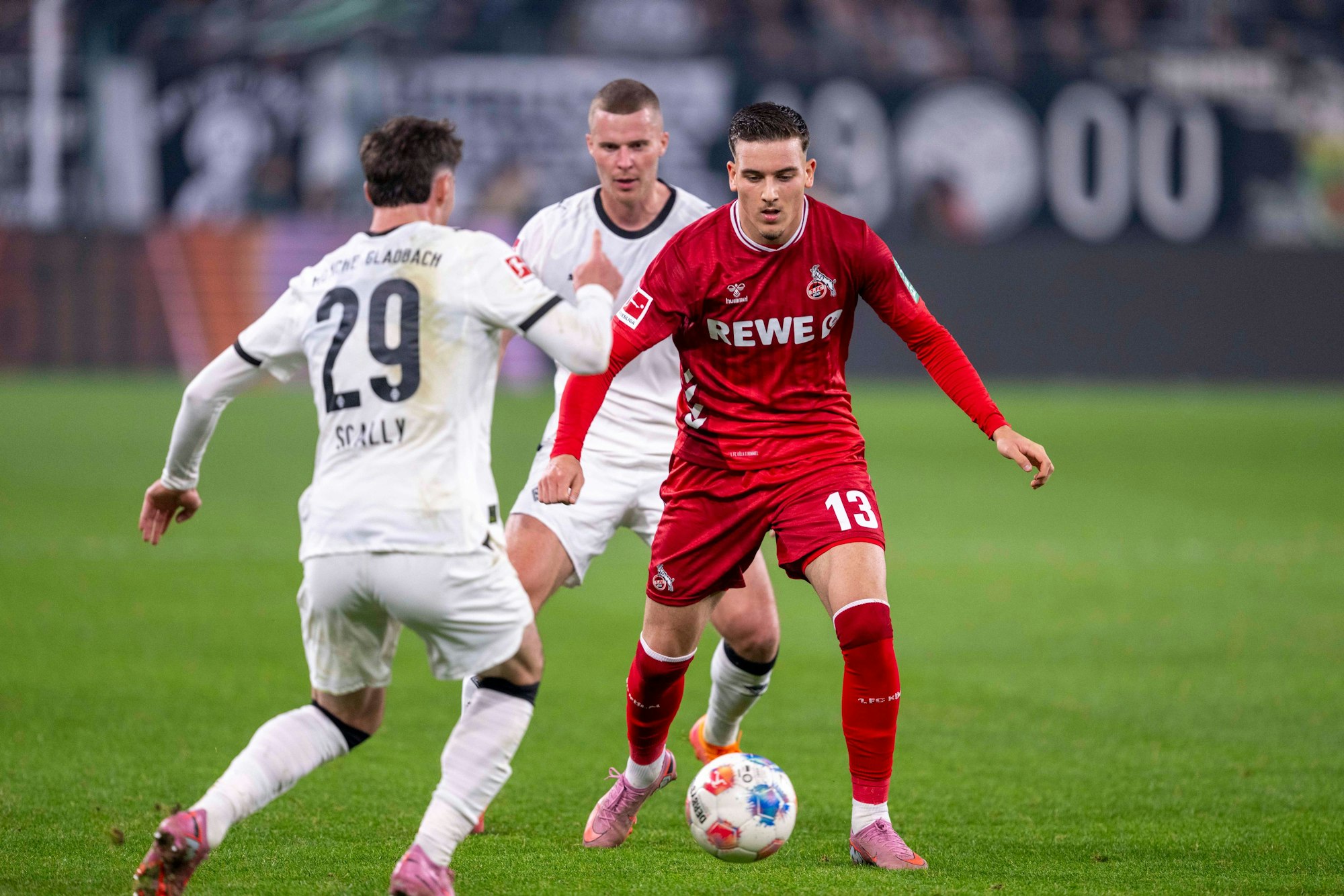 08.11.2025, Nordrhein-Westfalen, Mönchengladbach: Fußball: Bundesliga, Borussia Mönchengladbach - 1. FC Köln, 10. Spieltag, Stadion im Borussia-Park. Joe Scally (l-r, Bor. Mönchengladbach), Nico Elvedi (Bor. Mönchengladbach) und Saïd El Mala (1. FC Köln) kämpfen um den Ball. Foto: David Inderlied/dpa - WICHTIGER HINWEIS: Gemäß den Vorgaben der DFL Deutsche Fußball Liga bzw. des DFB Deutscher Fußball-Bund ist es untersagt, in dem Stadion und/oder vom Spiel angefertigte Fotoaufnahmen in Form von Sequenzbildern und/oder videoähnlichen Fotostrecken zu verwerten bzw. verwerten zu lassen. +++ dpa-Bildfunk +++