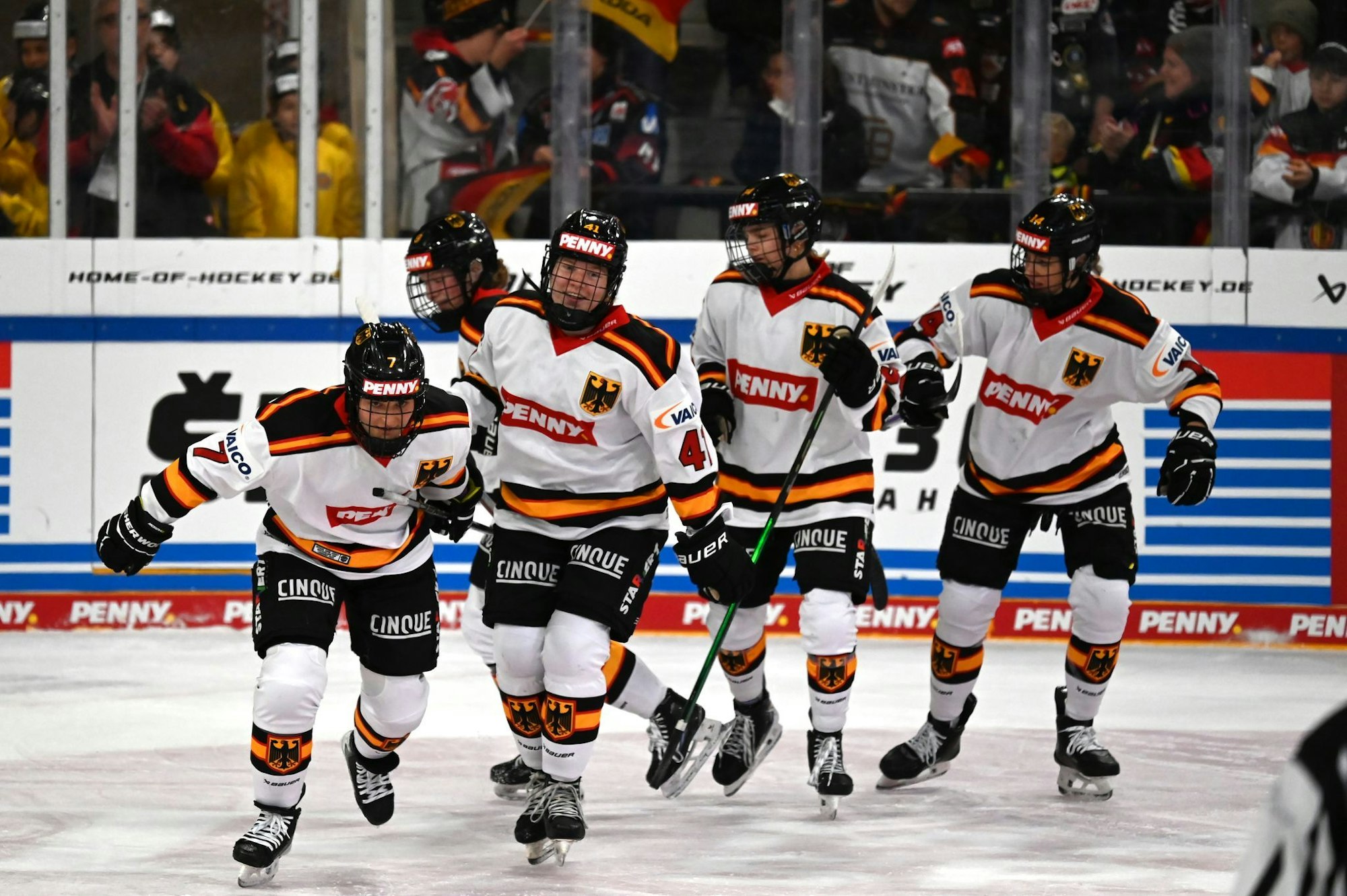Die deutschen Eishockey-Frauen feierten zum Abschluss gegen Ungarn ein Schützenfest