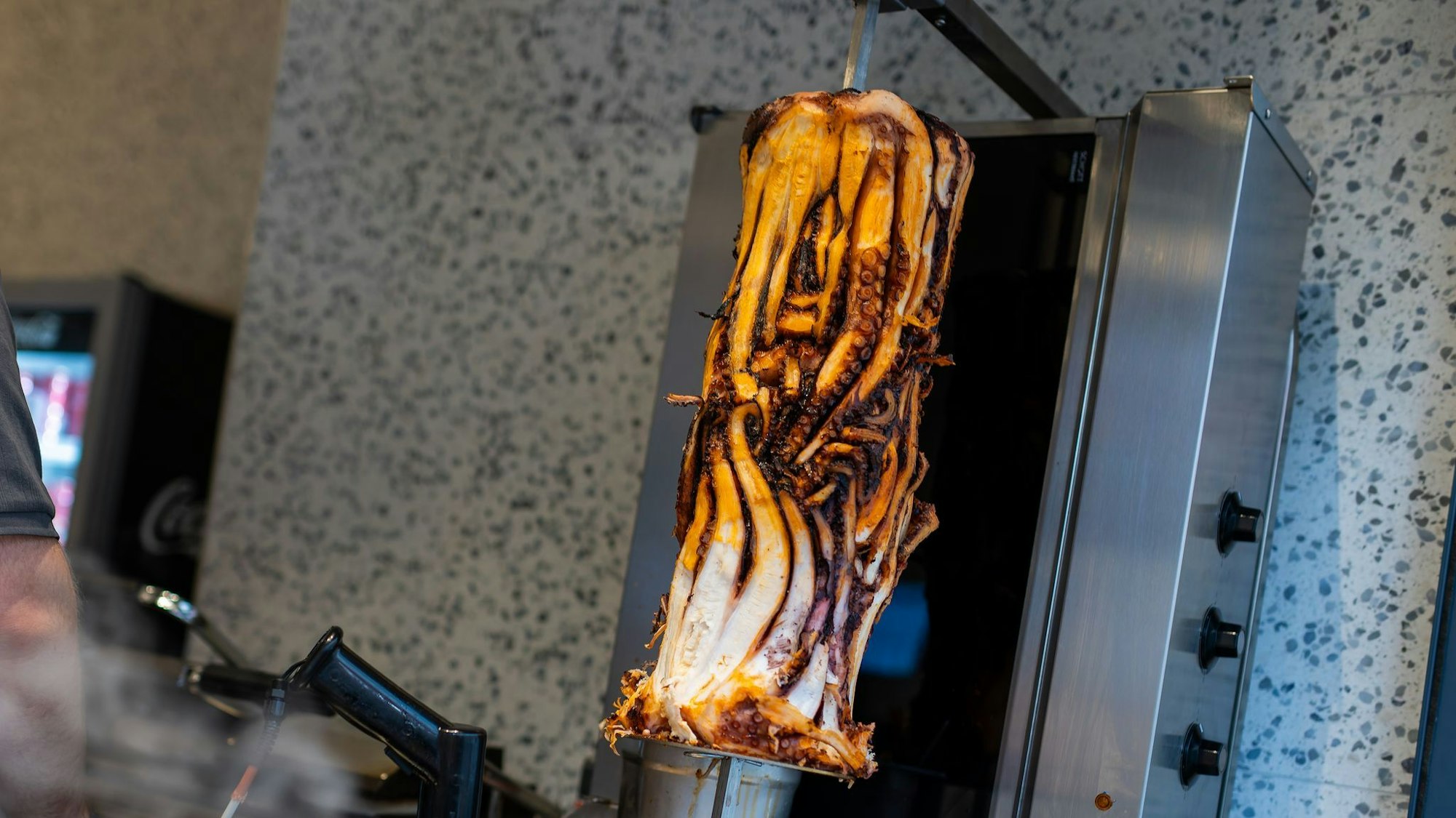 Ein Dönerspieß mit Oktopusfleisch.