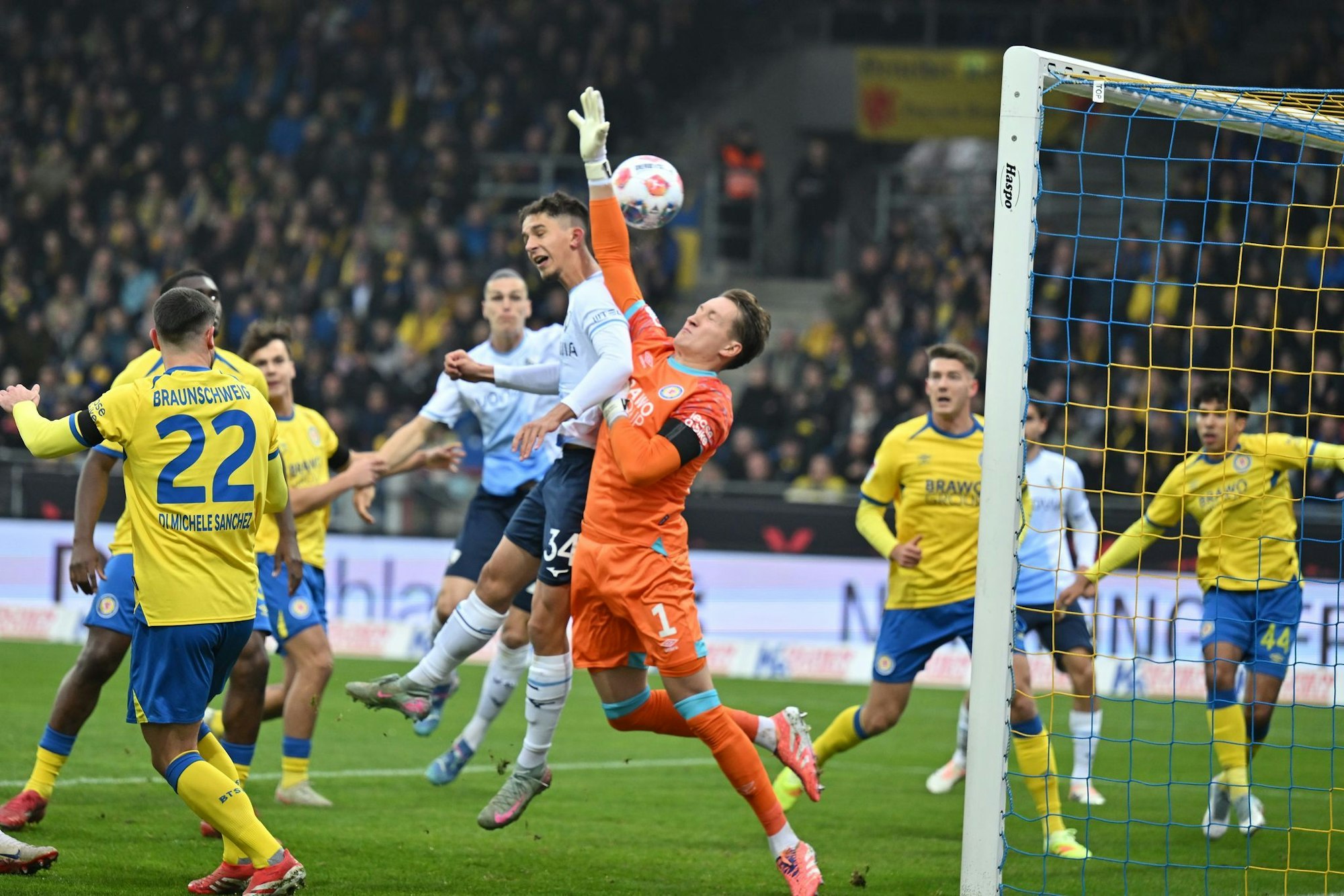 Das Tor zum 0:1: Bochums Cajetan Lenz ist eher am Ball als Braunschweigs Torwart Ron-Thorben Hoffmann.