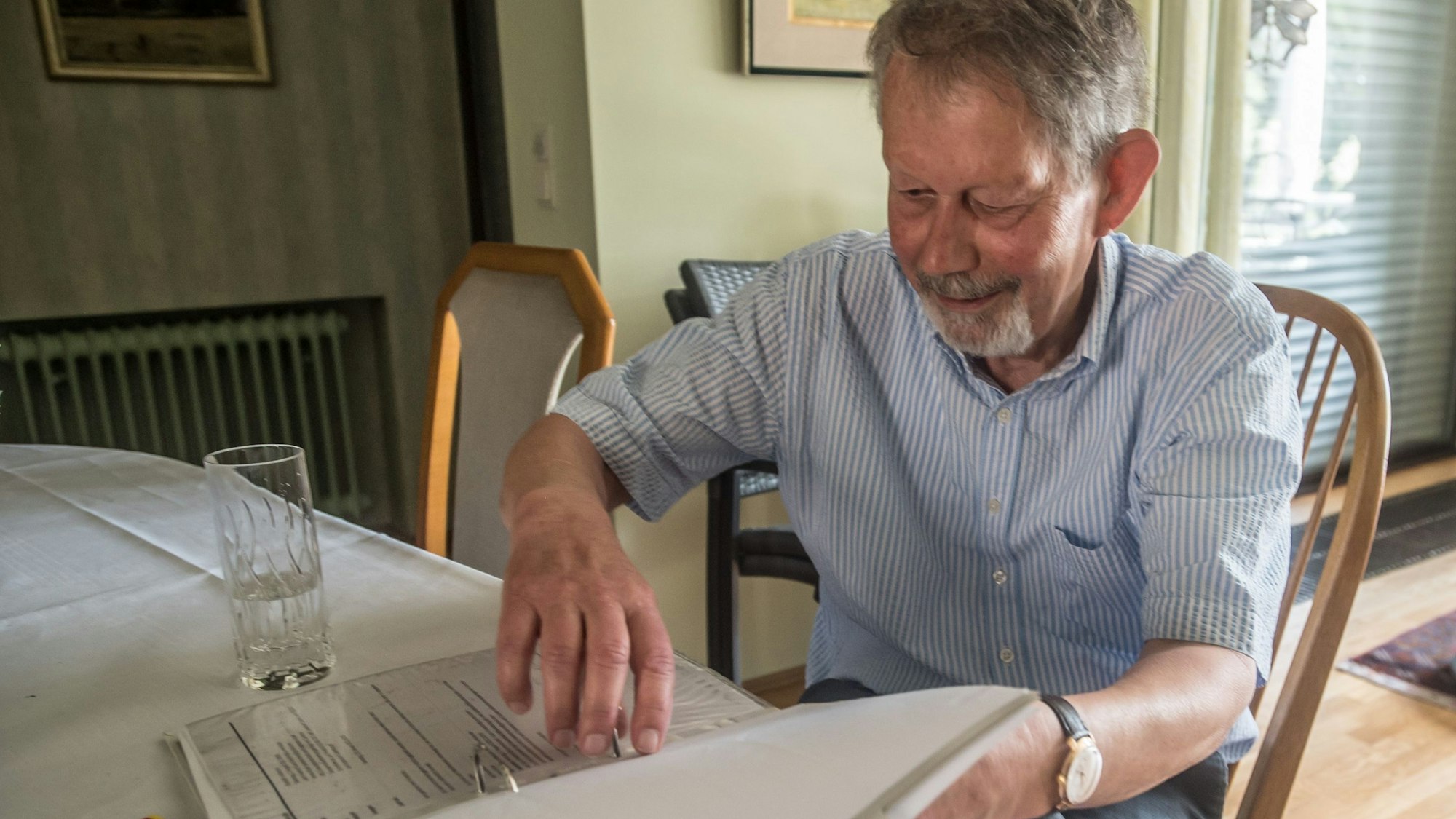 Immo Filzek mit Akten zu Currenta