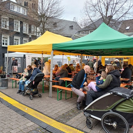 Alex Seebald singt Martinslieder auf dem Burscheider Marktplatz.