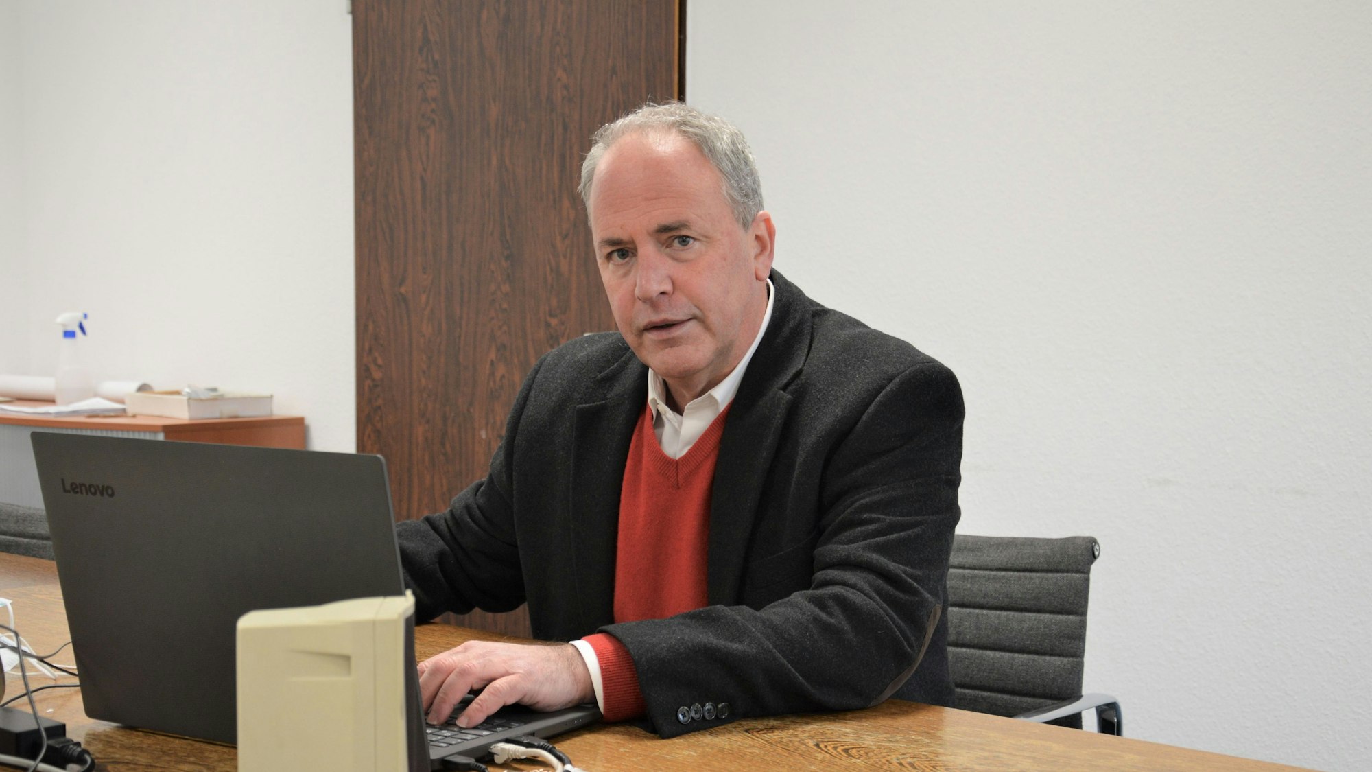 Das Bild zeigt Hermann-Josef Esser an einem Laptop.