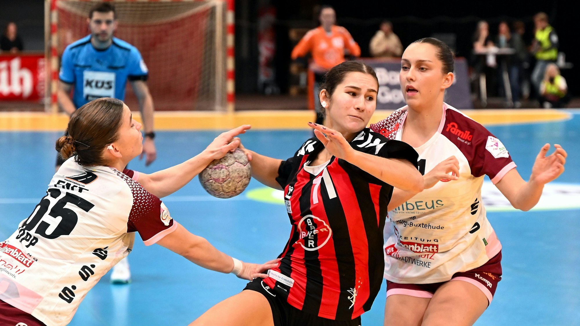 09.11.2025, Handball-Bayer 04 Leverkusen-Buchholz
mitte: Mia Ceuzado (Bayer)
Foto: Uli Herhaus