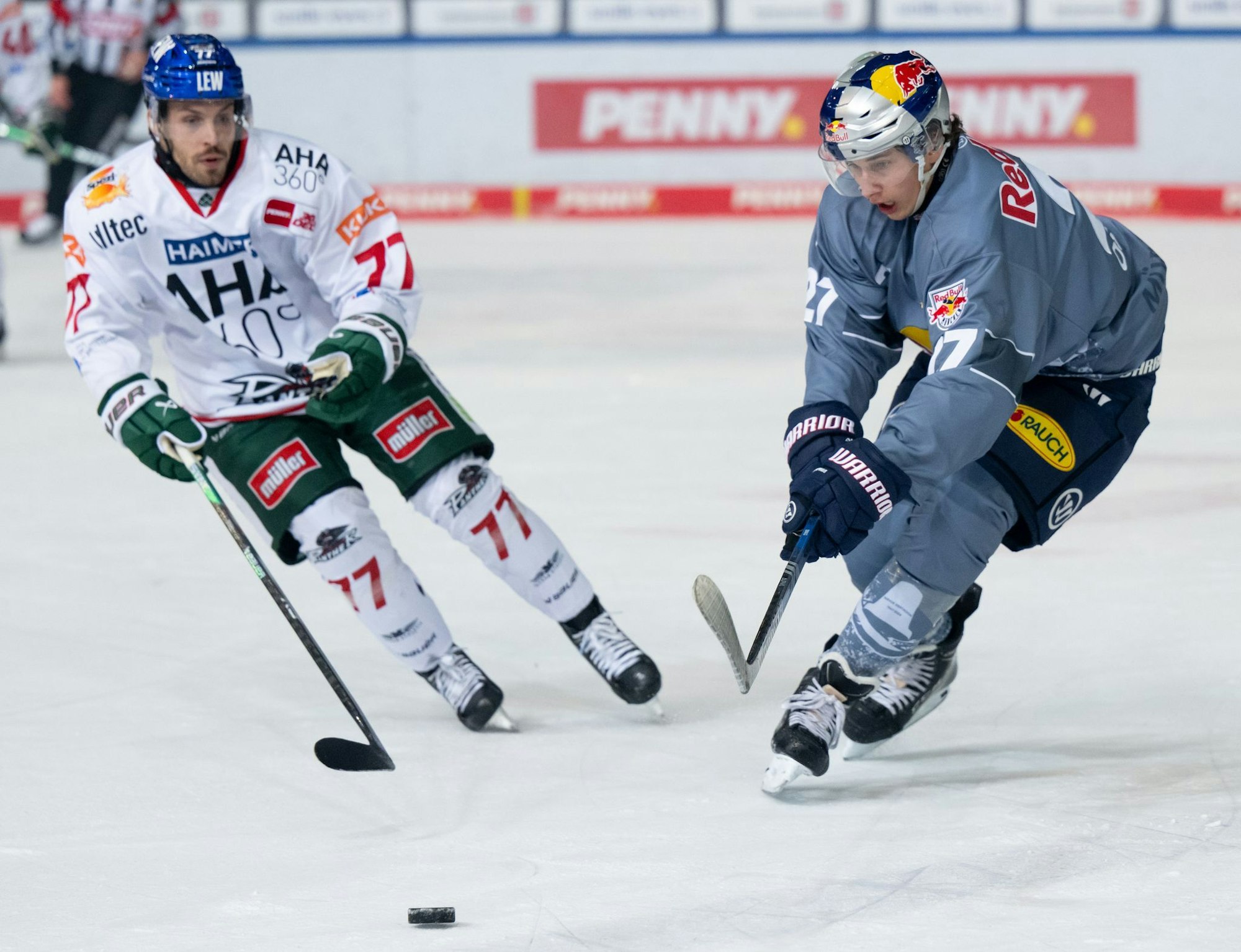 Nach zuletzt wenig Zeit auf dem Eis verlässt Luca Tosto (l) die Panther.