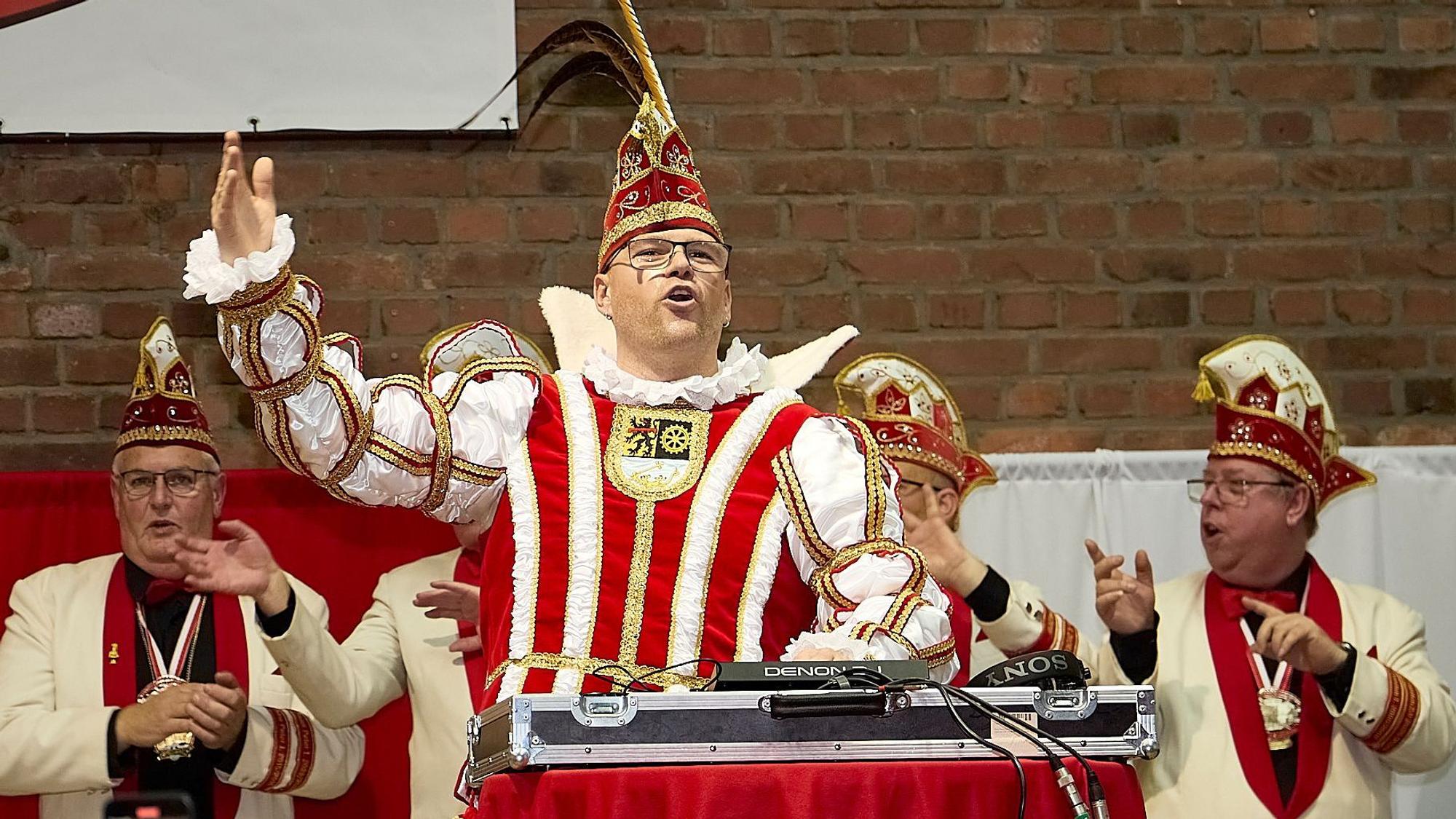 Stefan Schmitz trägt das Kostüm des Karnevalsprinzen in Vussem und steht an einem DJ-Pult.