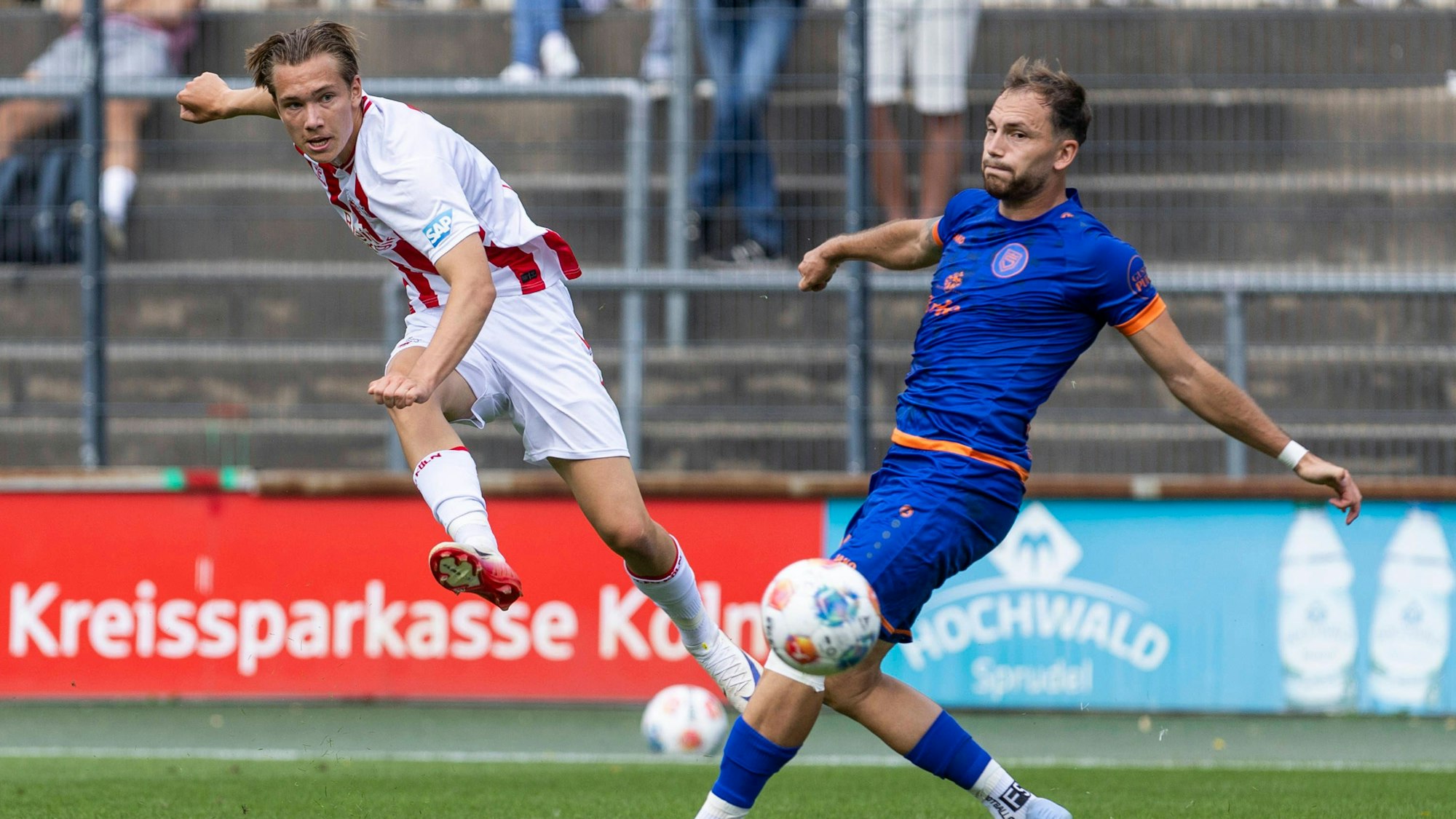 Regionalliga West: 1. FC Köln U21, U 21 - Sportfreunde Siegen, 17.08.2025 Luiz Antonio Labenz 1. FC Köln U21, 7, Florian Mayer Sportfreunde Siegen 1899, 42. Regionalliga West, 1. FC Köln U21 - Sportfreunde Siegen, 4. Spieltag, am 17.08.2025, Franz-Kremer-Stadion, Köln *** Regionalliga West 1 FC Köln U21 Sportfreunde Siegen, 17 08 2025 Luiz Antonio Labenz 1 FC Köln U21, 7 , Florian Mayer Sportfreunde Siegen 1899, 42 Regionalliga West, 1 FC Köln U21 Sportfreunde Siegen, 4 Matchday, on 17 08 2025, Franz Kremer Stadium, Cologne Copyright: xBEAUTIFULxSPORTS/Meuselx