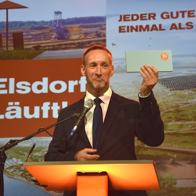 Bürgermeister Andreas Heller setzt in seiner Rede beim Herbstempfang einen Schwerpunkt auf die positive Entwicklung der Stadt und bot gegen Spenden für die Kitas blaue Freibadkacheln an.