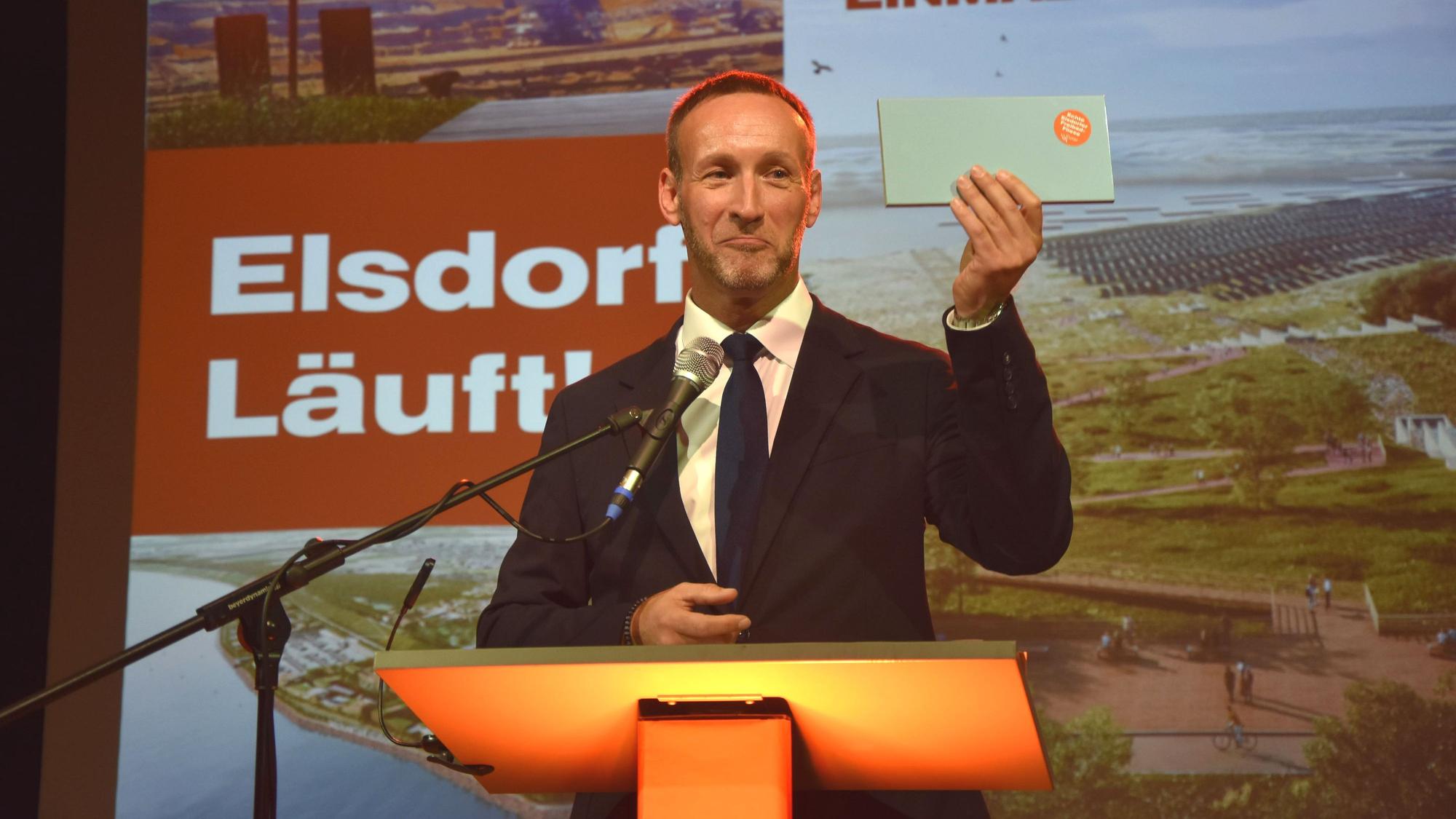 Bürgermeister Andreas Heller setzt in seiner Rede beim Herbstempfang einen Schwerpunkt auf die positive Entwicklung der Stadt und bot gegen Spenden für die Kitas blaue Freibadkacheln an.