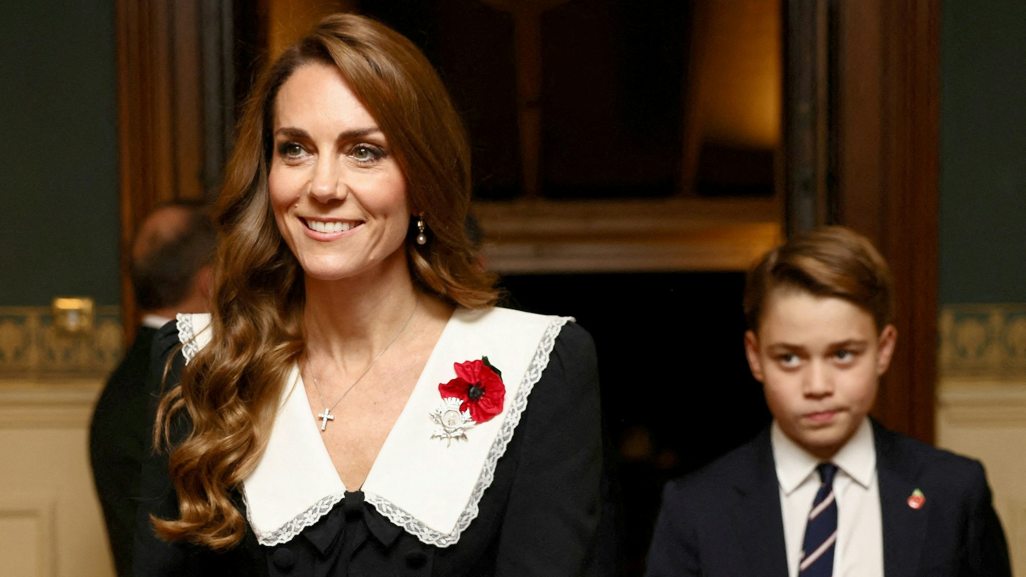 Schon am Vorabend, beim „Royal British Legion Festival of Remembrance“ in der Royal Albert Hall in London, trug Prinzessin Kate eine Mohnblume an ihrem Kleid. An ihrer Seite war Sohn Prinz George.