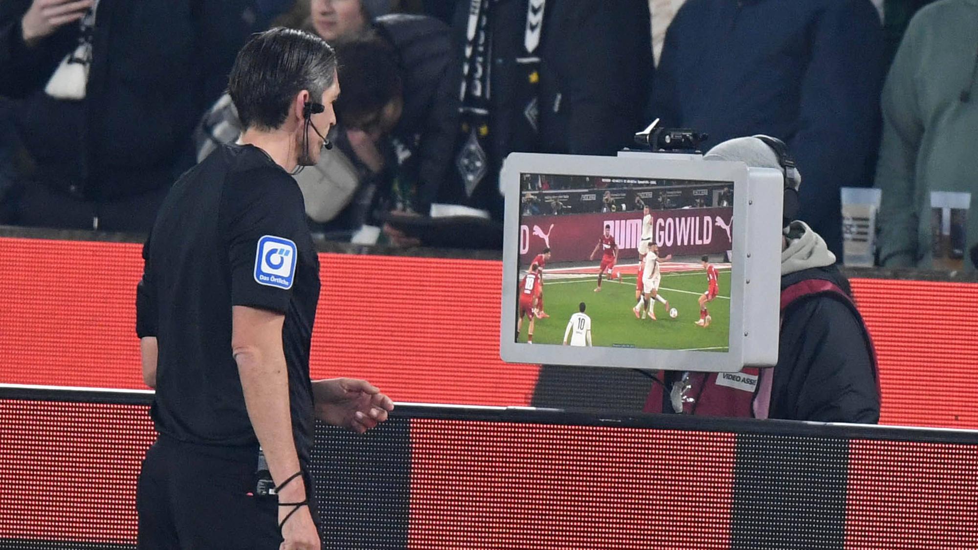 Schiedsrichter Deniz Aytekin überprüft eine Entscheidung im Rhein-Energie-Stadion in Köln.