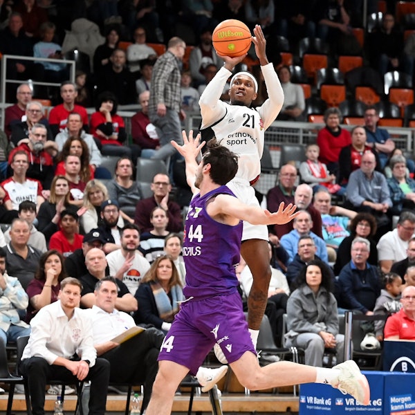07.11.2025, Basketball-Bayer Giants-Göttingen
hinten: John Williams Jr. (Bayer)
Foto: Uli Herhaus