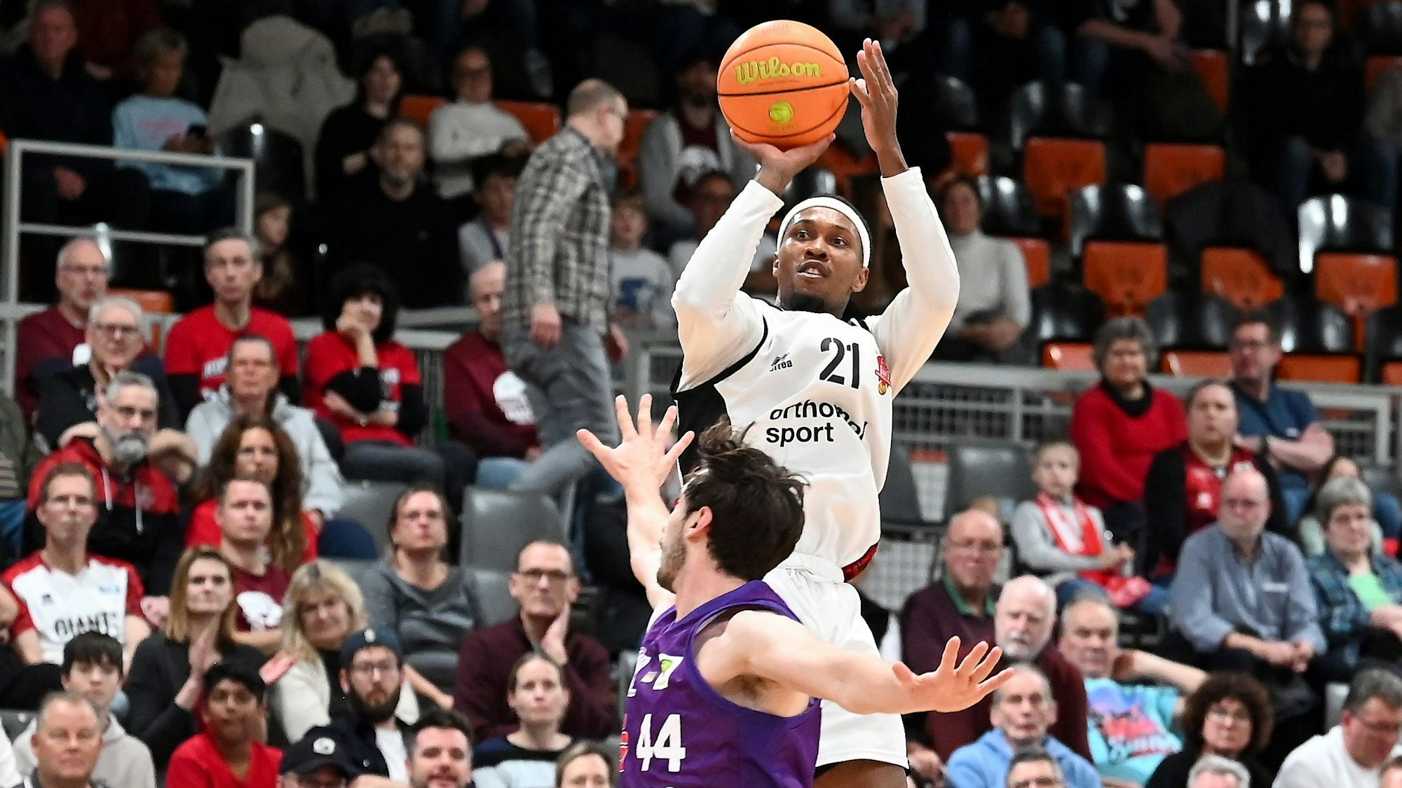 07.11.2025, Basketball-Bayer Giants-Göttingen
hinten: John Williams Jr. (Bayer)
Foto: Uli Herhaus