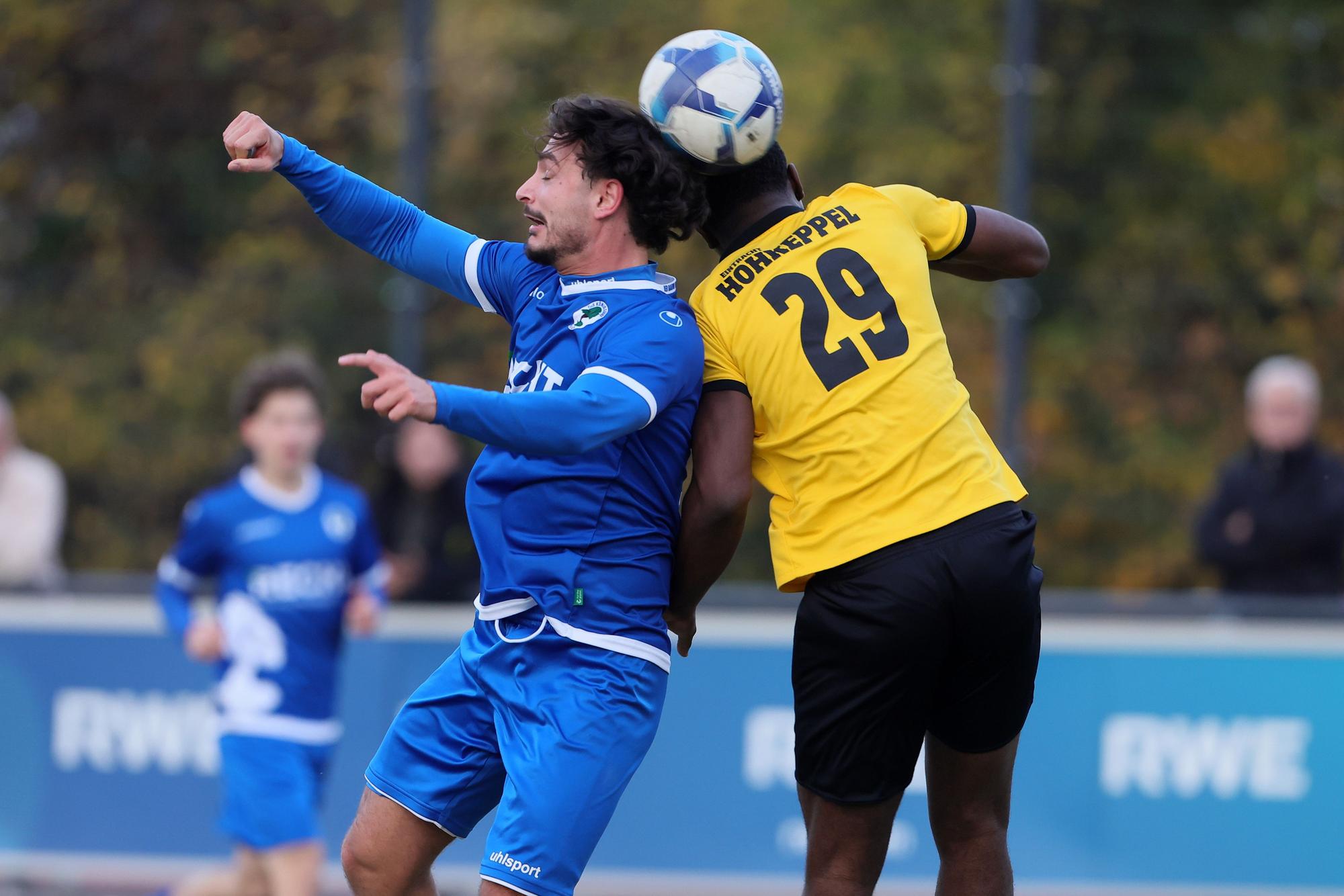 Das Foto zeigt einen Königsdorfer Fußballer (l.) im Kopfballduell mit seinem Gegenspieler von Eintracht Hohkeppel.