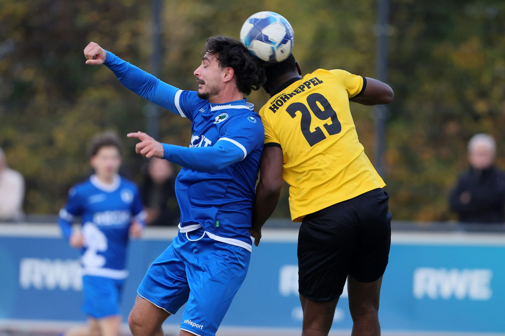 Das Foto zeigt einen Königsdorfer Fußballer (l.) im Kopfballduell mit seinem Gegenspieler von Eintracht Hohkeppel.