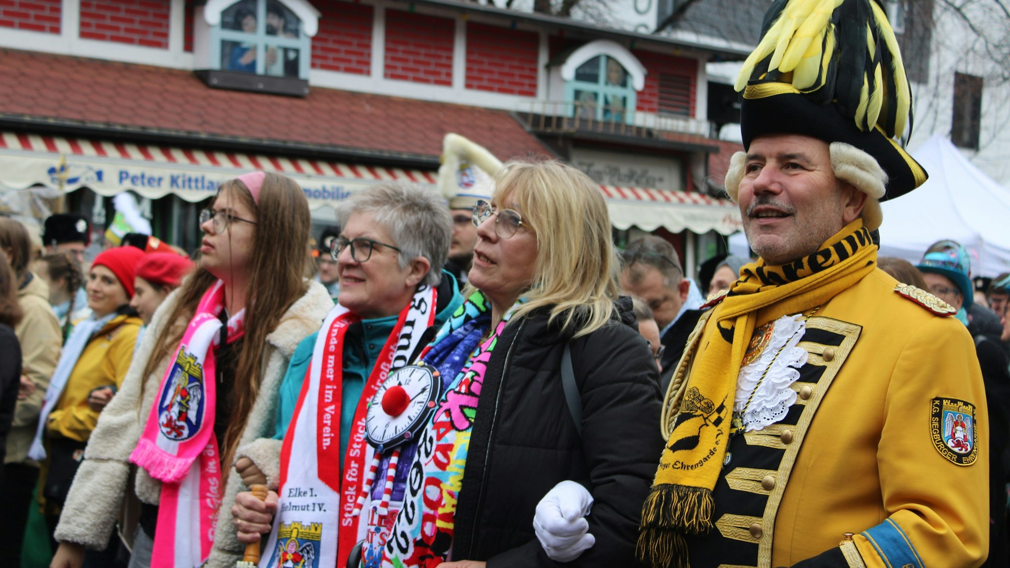 Kurz nach 11: Vor dem Auftakt schunkelte die Menge zu „Rut Sin De Ruse“.