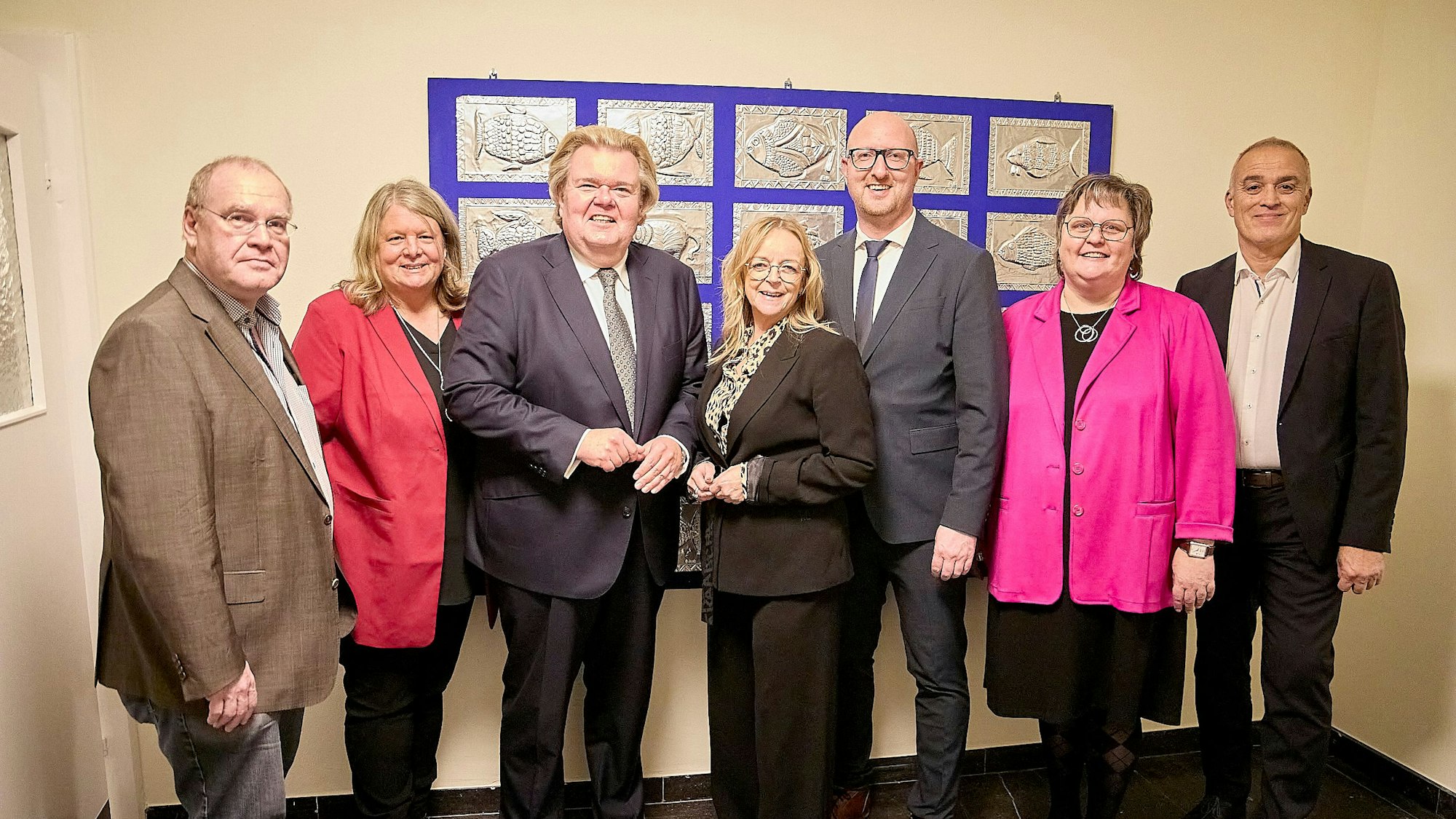 Die Vorstandsmitglieder stehen lächelnd nebeneinander.