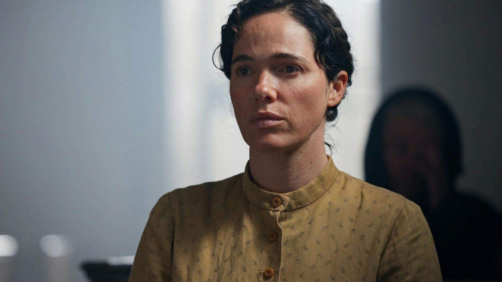 Elies (Verena Altenberger) erlebt den aufkommenden Faschismus in der bayerischen Provinz. Matti Geschonnecks Zweiteiler „Sturm kommt auf“ entstand nach Oskar Maria Grafs pazifistischem Roman „Unruhe um einen Friedfertigen“. (Bild: ZDF / Fabio Eppensteiner)