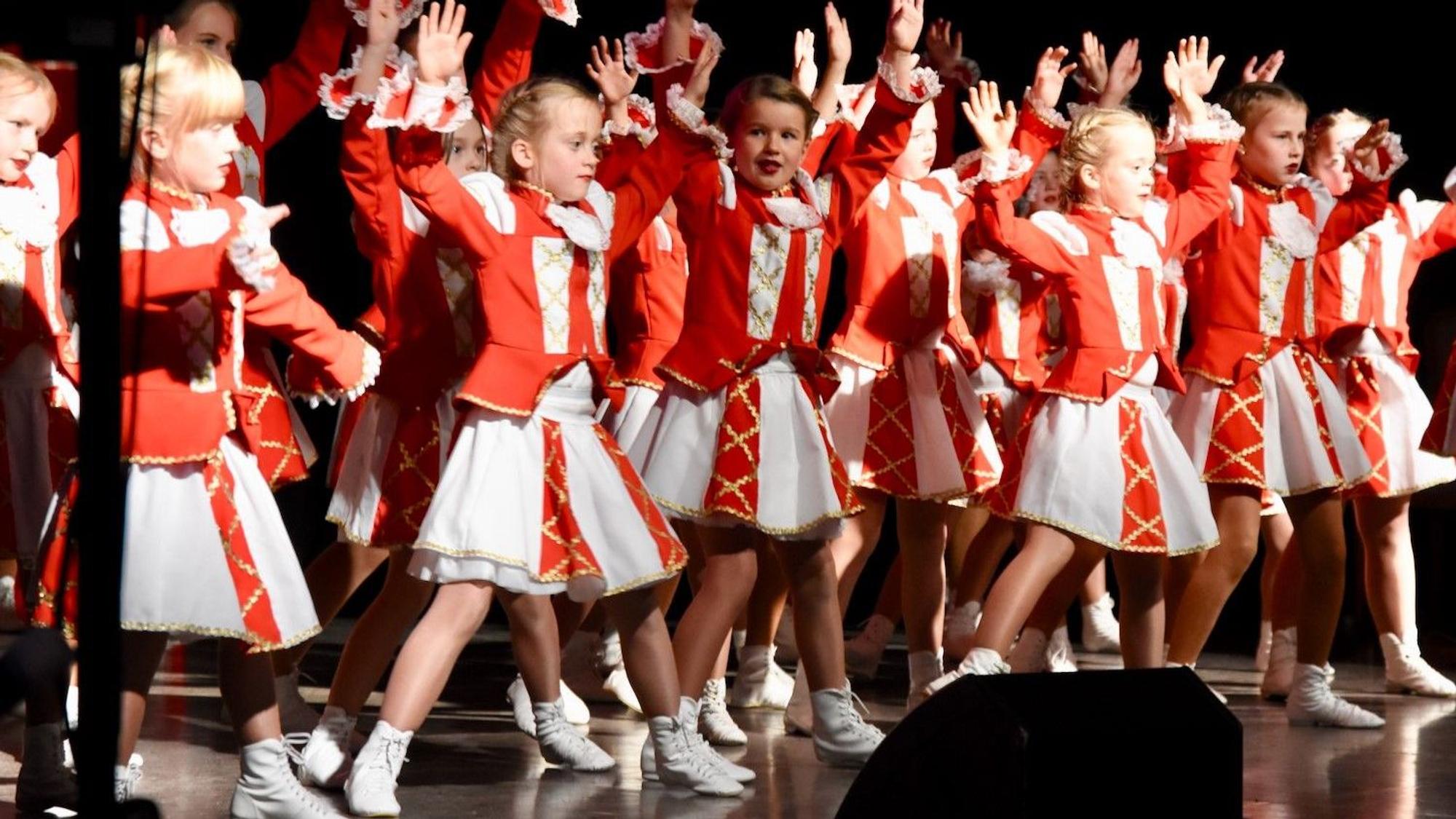 Die Auftritte der Kindertanzgruppen kamen im Saal gut an.
