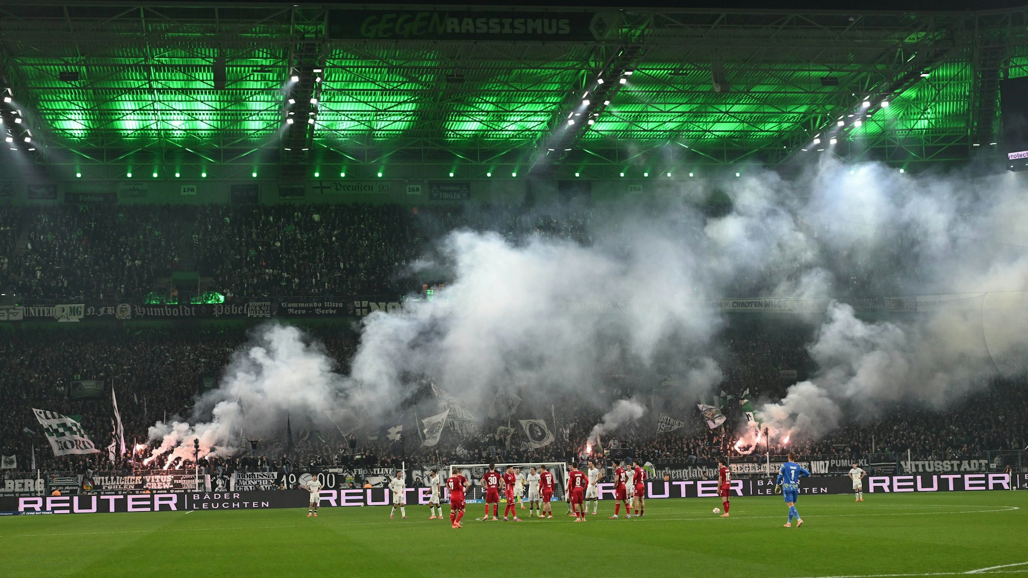 Beim Spiel von Borussia Mönchengladbach gegen den 1.FC Köln wurden wiederholt Bengalos gezündet.