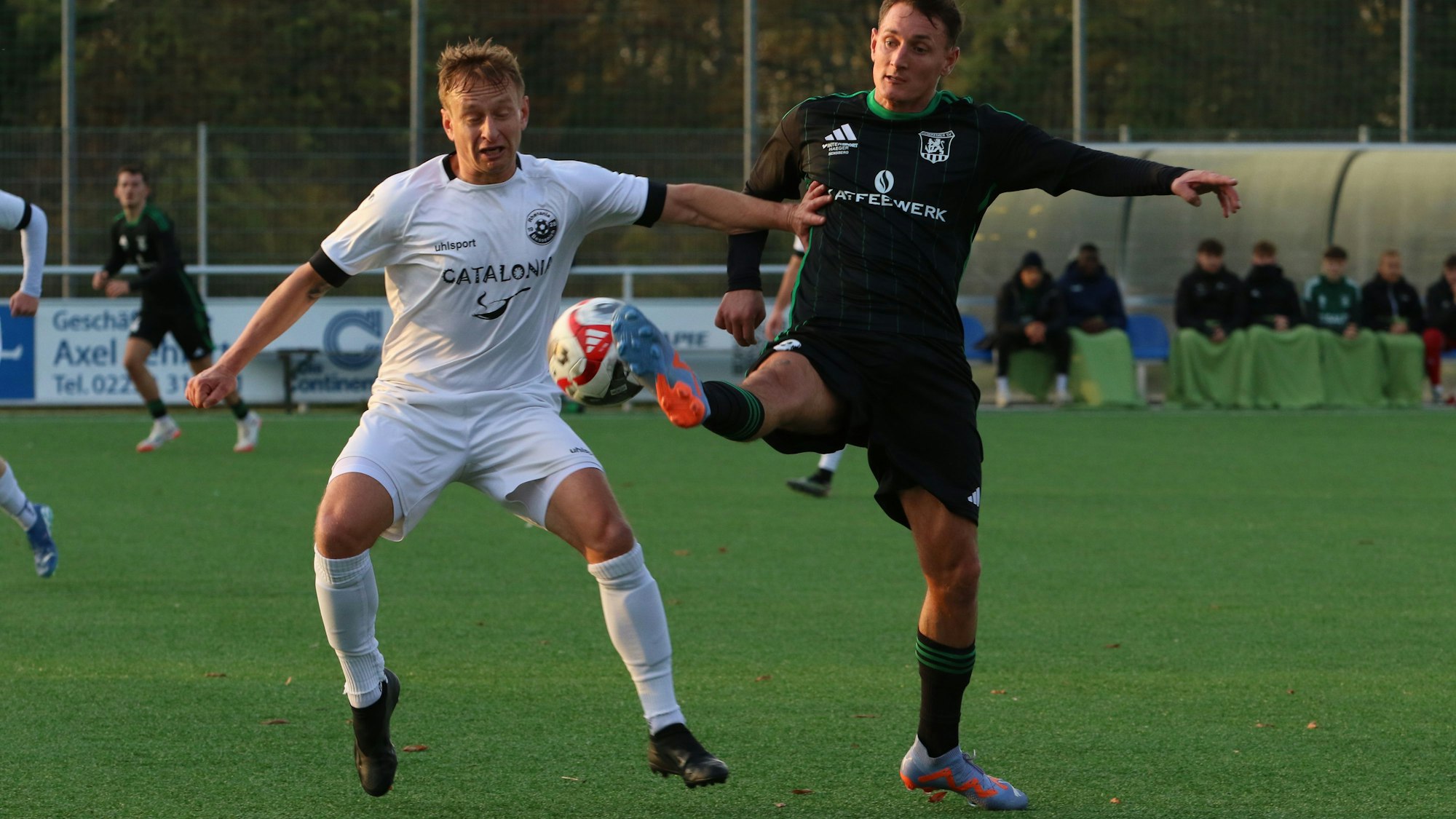 Stefan Weitz kommt mit einem langen Bein vor Siggi Kunst an den Ball.