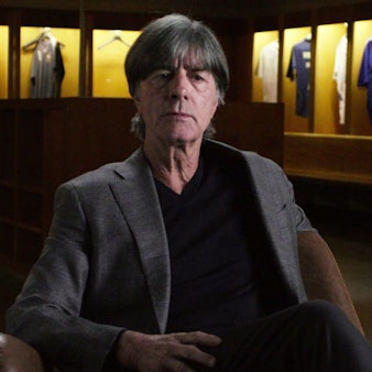 „Keiner wusste in dem Moment so richtig, was passiert jetzt“: Jogi Löw erinnert sich in der ARD-Doku an den Terror von Paris vor zehn Jahren. (Bild: BR/Stereo Films)