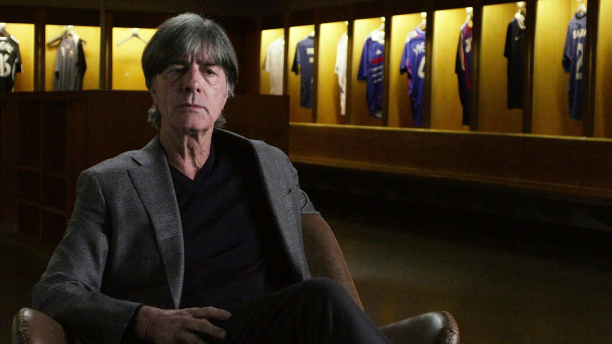 „Keiner wusste in dem Moment so richtig, was passiert jetzt“: Jogi Löw erinnert sich in der ARD-Doku an den Terror von Paris vor zehn Jahren. (Bild: BR/Stereo Films)