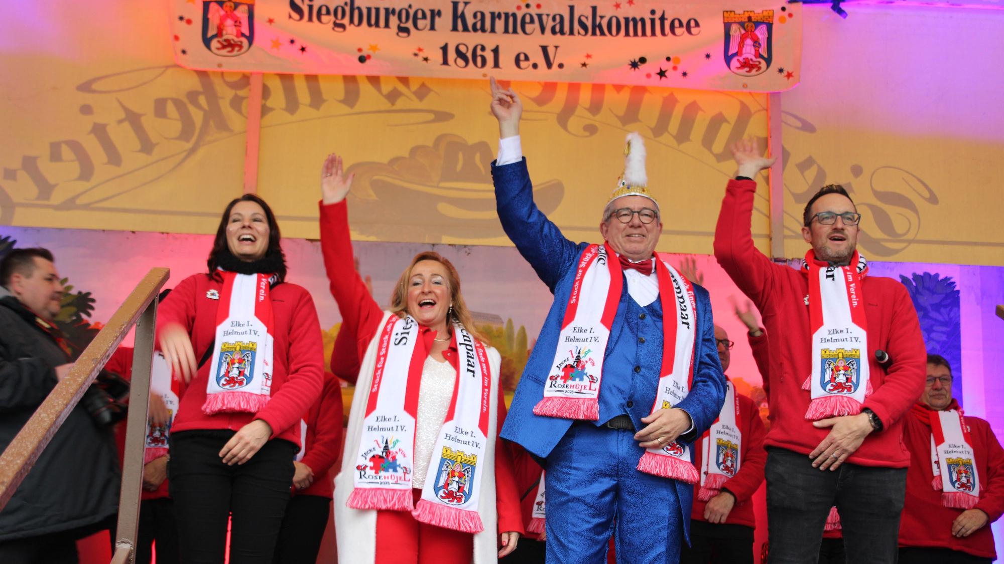 Das neue Prinzenpaar stellte sich vor: Hofdame Melanie Junkersfeld, Siegburgia Elke Drescher, Prinz Helmut Meis und Adjutant Bernd Junkersfeld (v.l.n.r.).