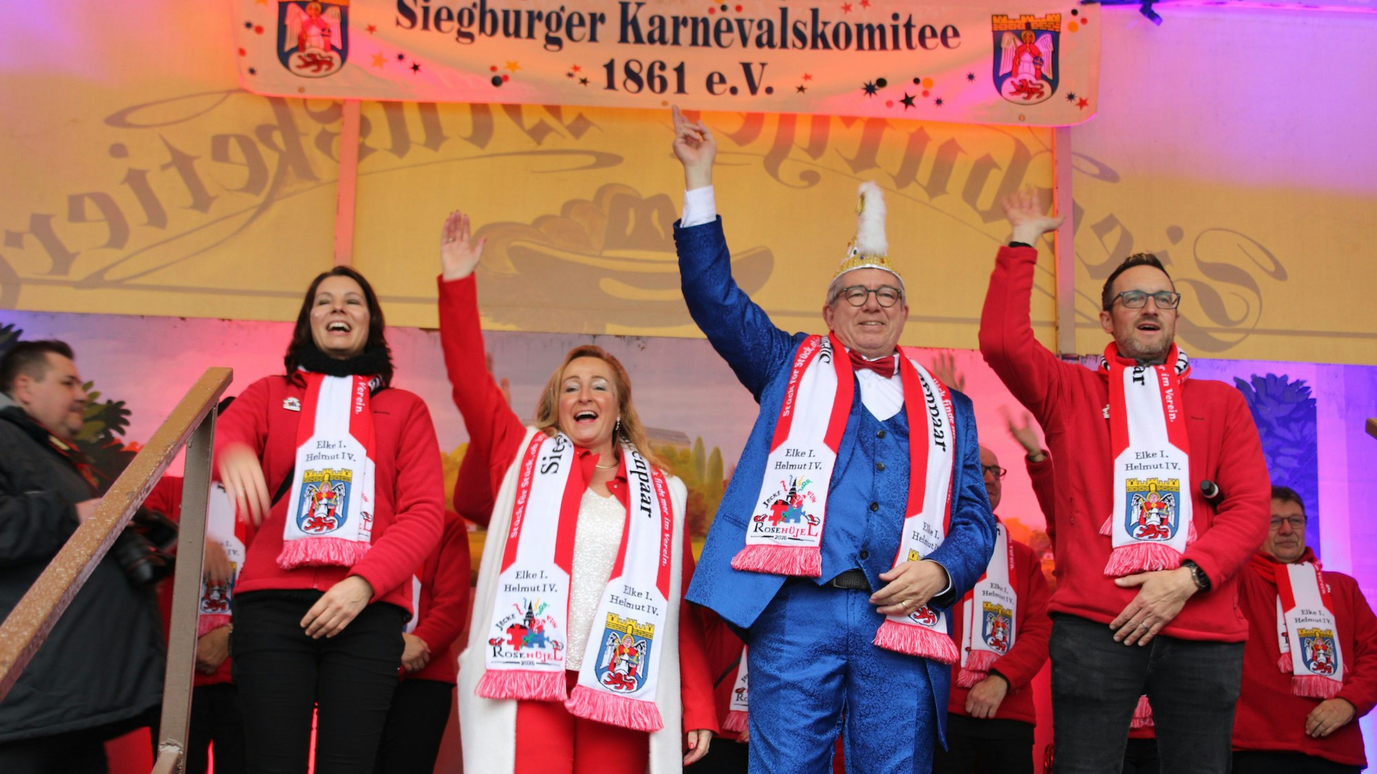 Das neue Prinzenpaar stellte sich vor: Hofdame Melanie Junkersfeld, Siegburgia Elke Drescher, Prinz Helmut Meis und Adjutant Bernd Junkersfeld (v.l.n.r.).