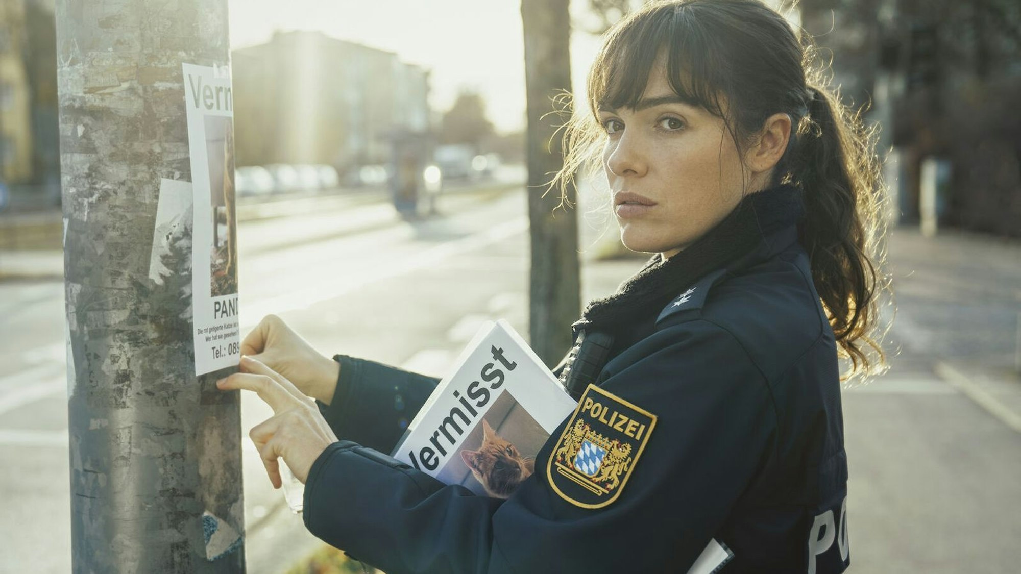 Einem breiten Publikum wurde Verena Altenberger als Kommissarin im Münchener „Polizeiruf 110“ bekannt. Sie spielte die Rolle der Ermittlerin „Bessie“ Eyckhoff leider nur über fünf Filme zwischen 2019 und 2023. Altenberger schied auf eigenen Wunsch aus dem Format aus, um flexibler Rollen annehmen zu können. Ihre Nachfolge trat Johanna Wokalek an. (Bild: BR / Geißendörfer Pictures / Hendrik Heiden)