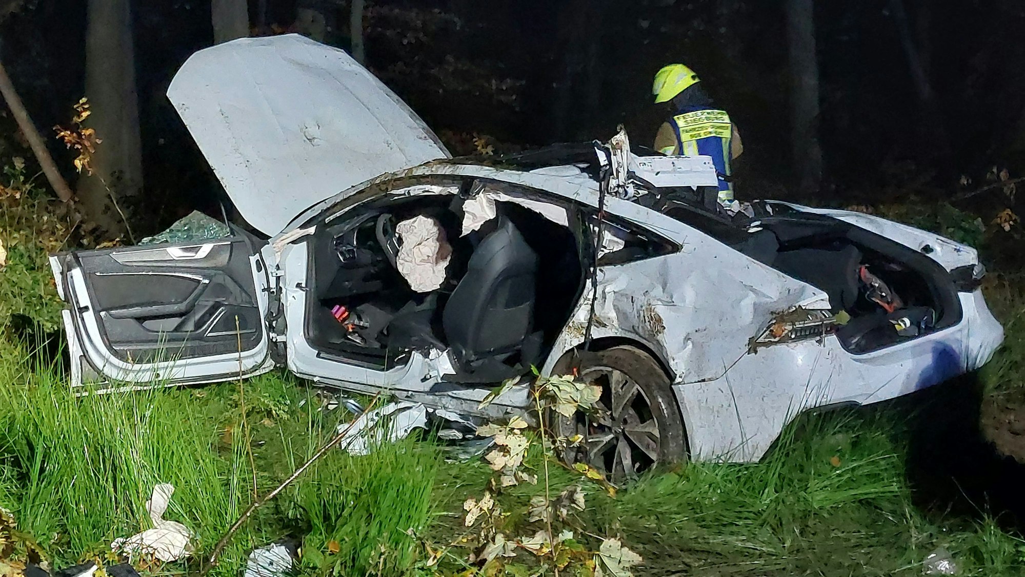 Der Audi wurde bei dem Unfall völlig zerstört, er überschlug sich mehrfach und blieb in der Böschung liegen.