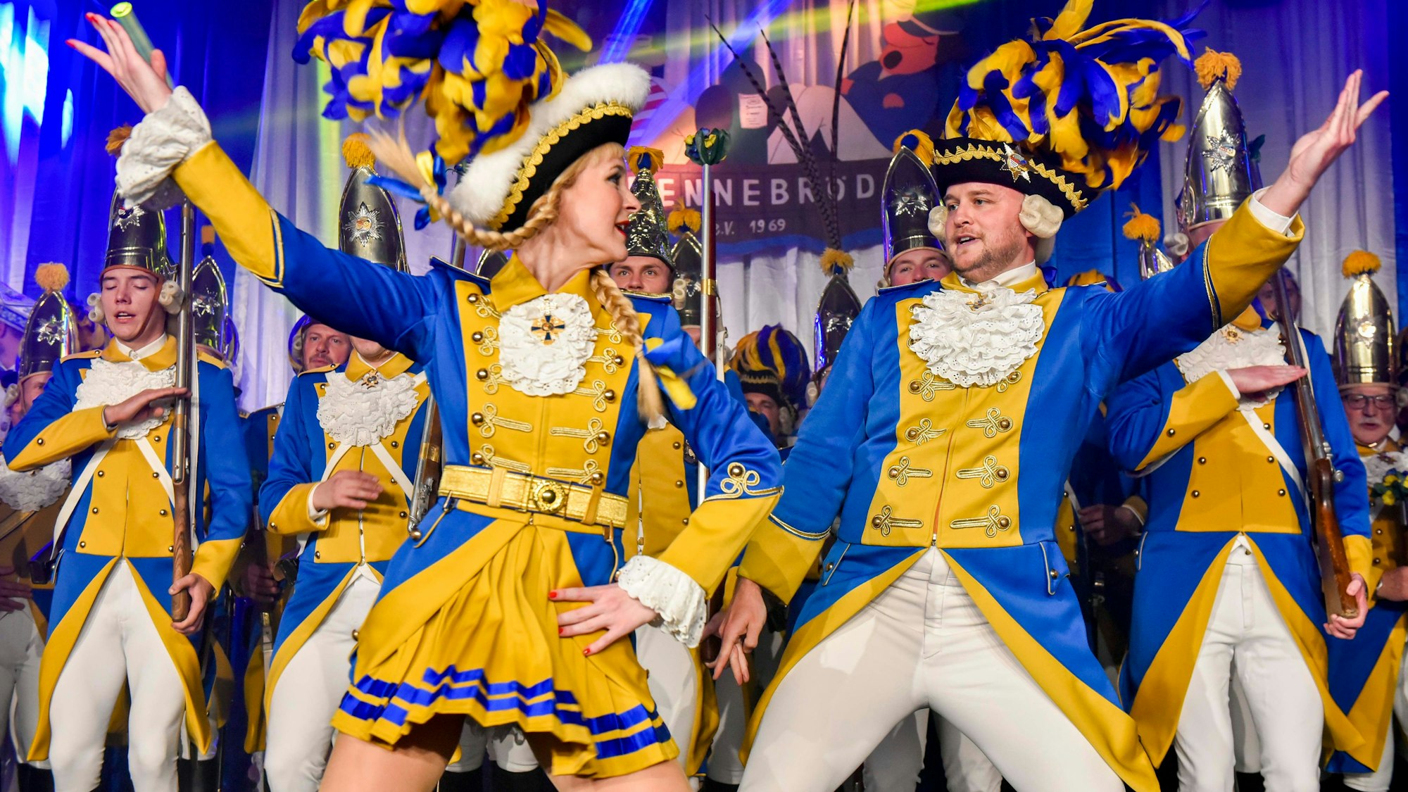 Das Funkenmariechen der Bürgergarde Blau-Gelb Köln Celina Jauch mit ihrem Tanzoffizier Christopher Wallpot begrüßte das neue Dreigestirn auf der Bühne.