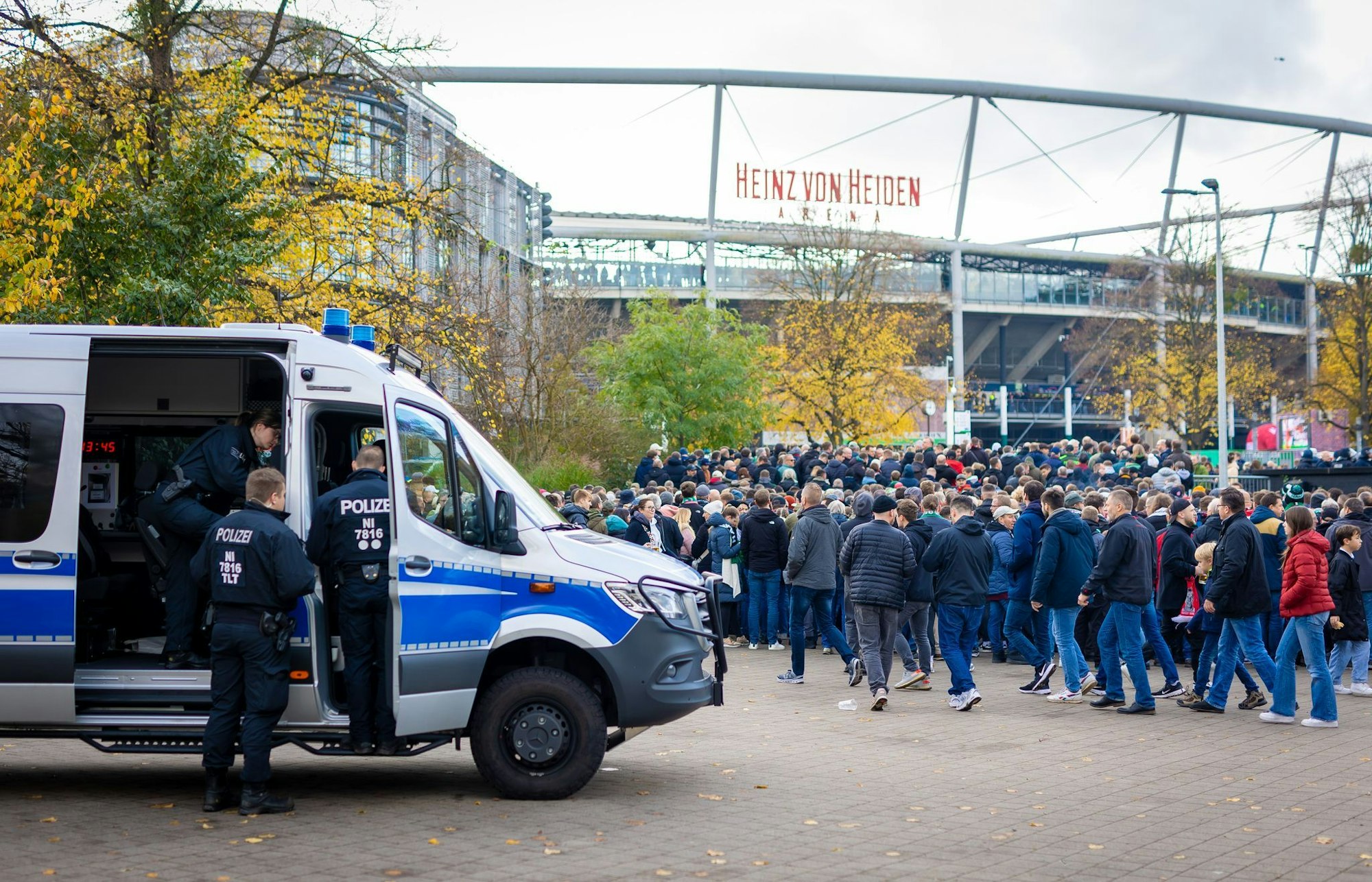 Polizeieinsatz vor dem Stadion in Hannover.