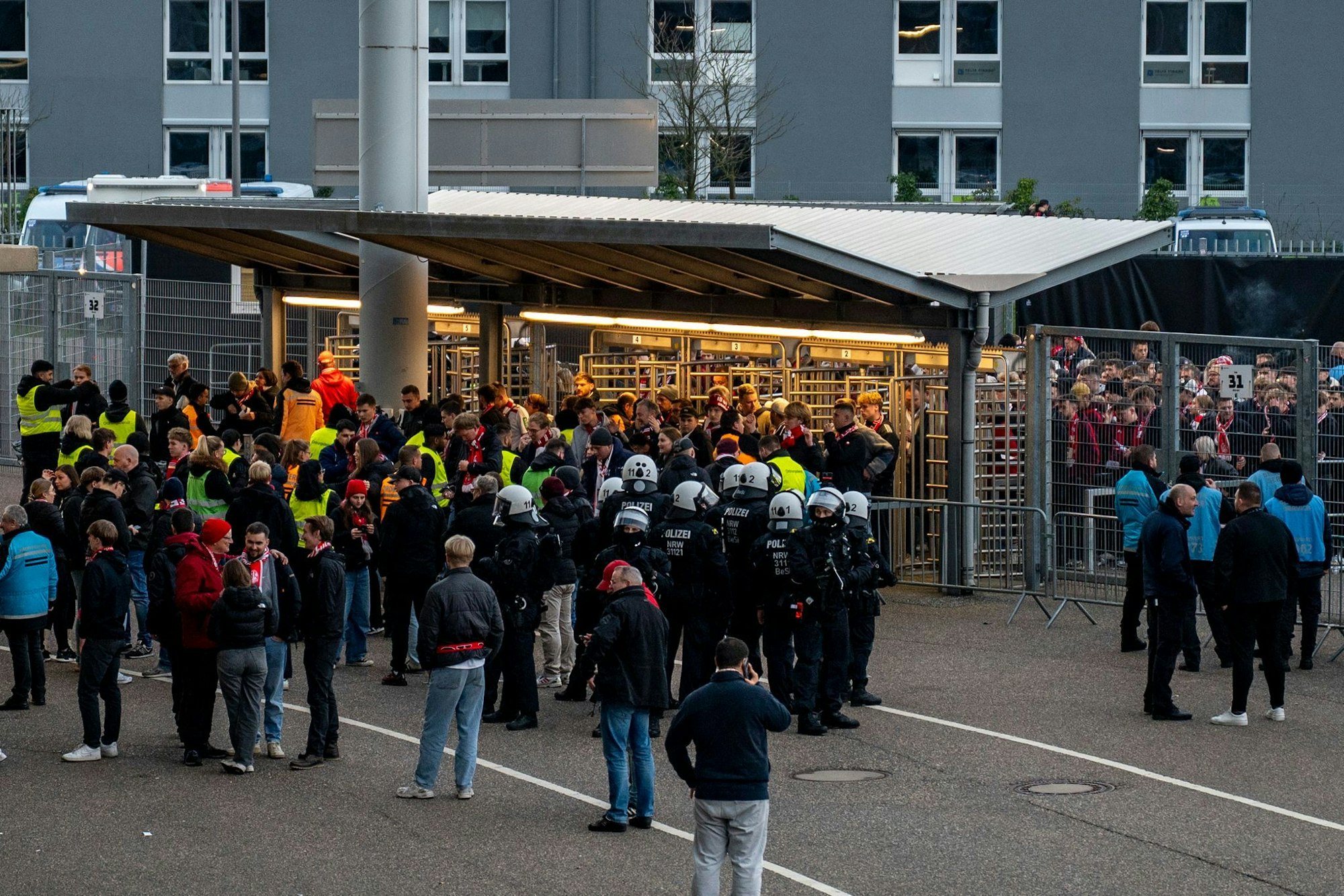Einsatzkräfte kontrollieren Kölner Fans.