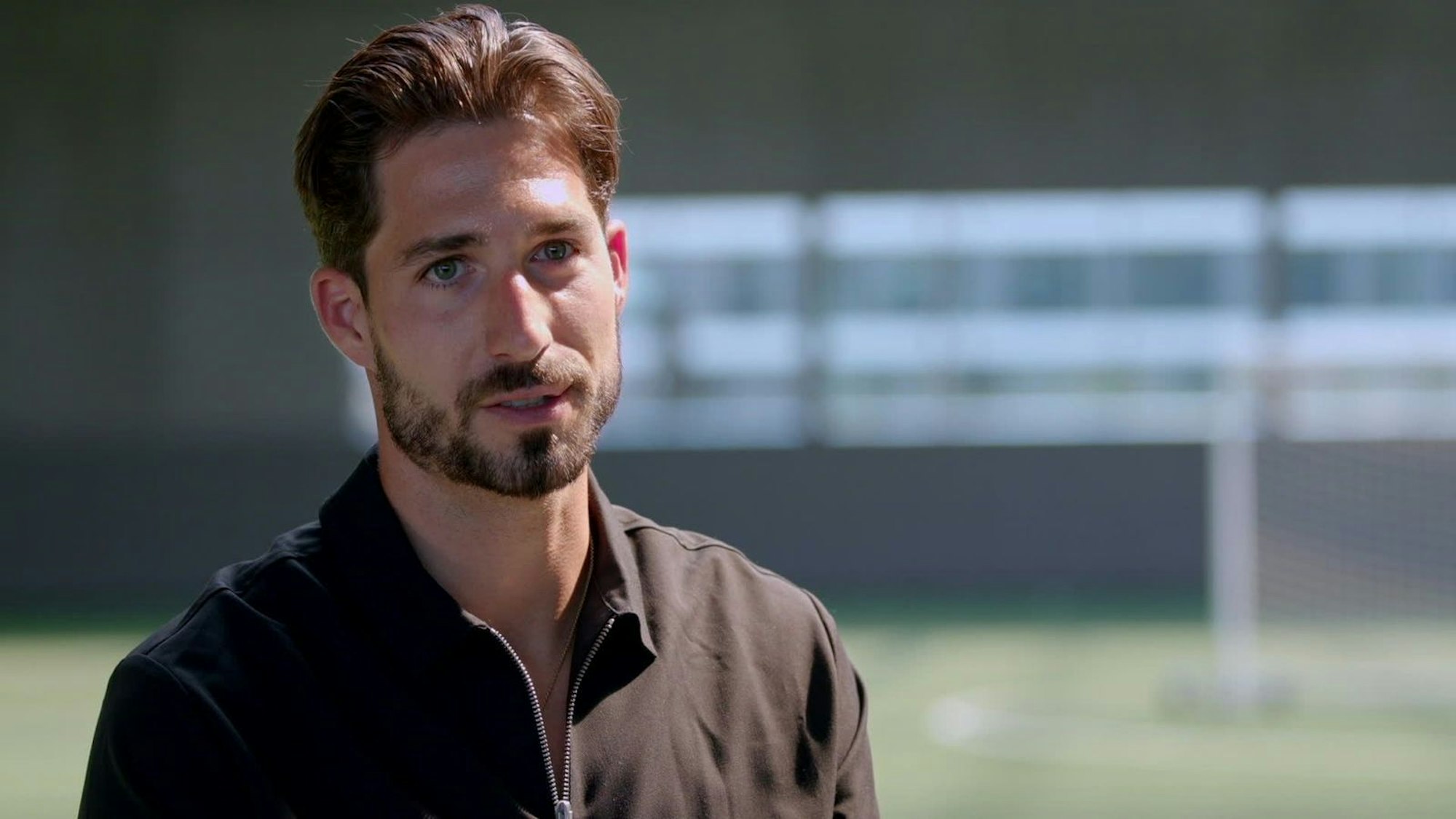 Kevin Trapp wühlen die Erinnerungen auf: „Keiner wusste, wie kommen wir eigentlich hier raus. Sind wir in Sicherheit? Sind wir in Gefahr?“ (Bild: BR/Stereo Films)